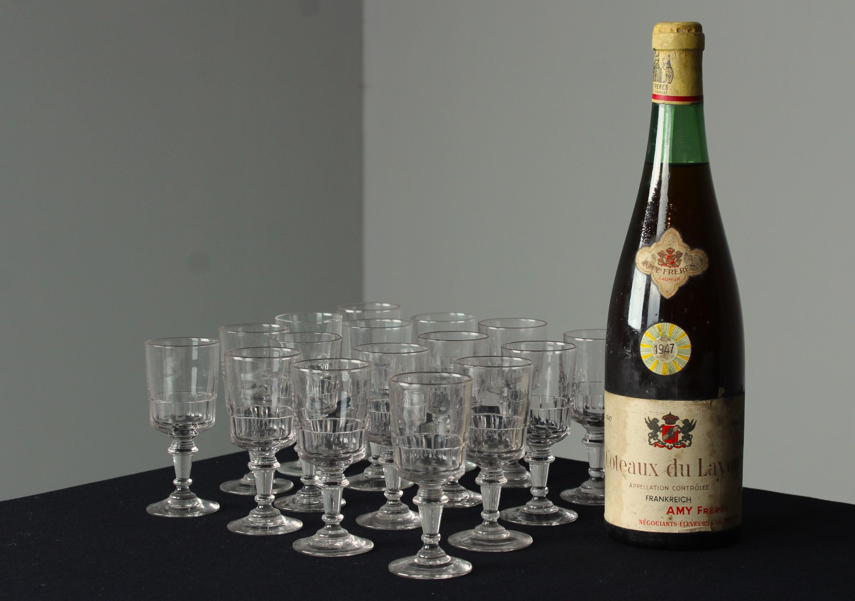 Un bel ensemble de seize verres à apéritif ou à schnaps, France, 20e siècle.

