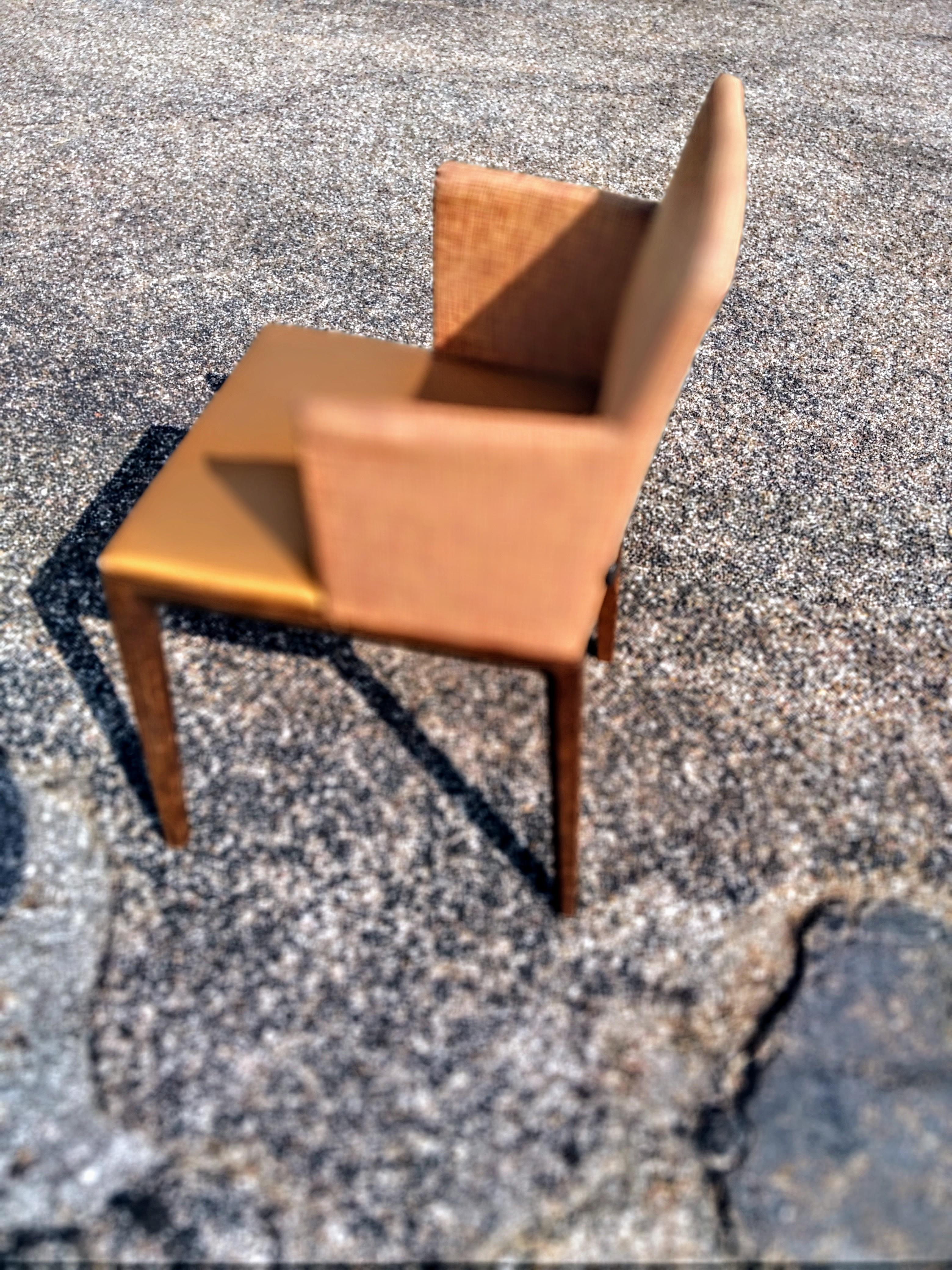 Cette annonce est destinée à  un ensemble de 8 chaises fabriquées par Steelcase. Il s'agit de la ligne Coalesse, qui est la ligne de meubles de la plus haute qualité qu'ils fabriquent. Les chaises sont joliment rembourrées en 2 parties.  des tissus