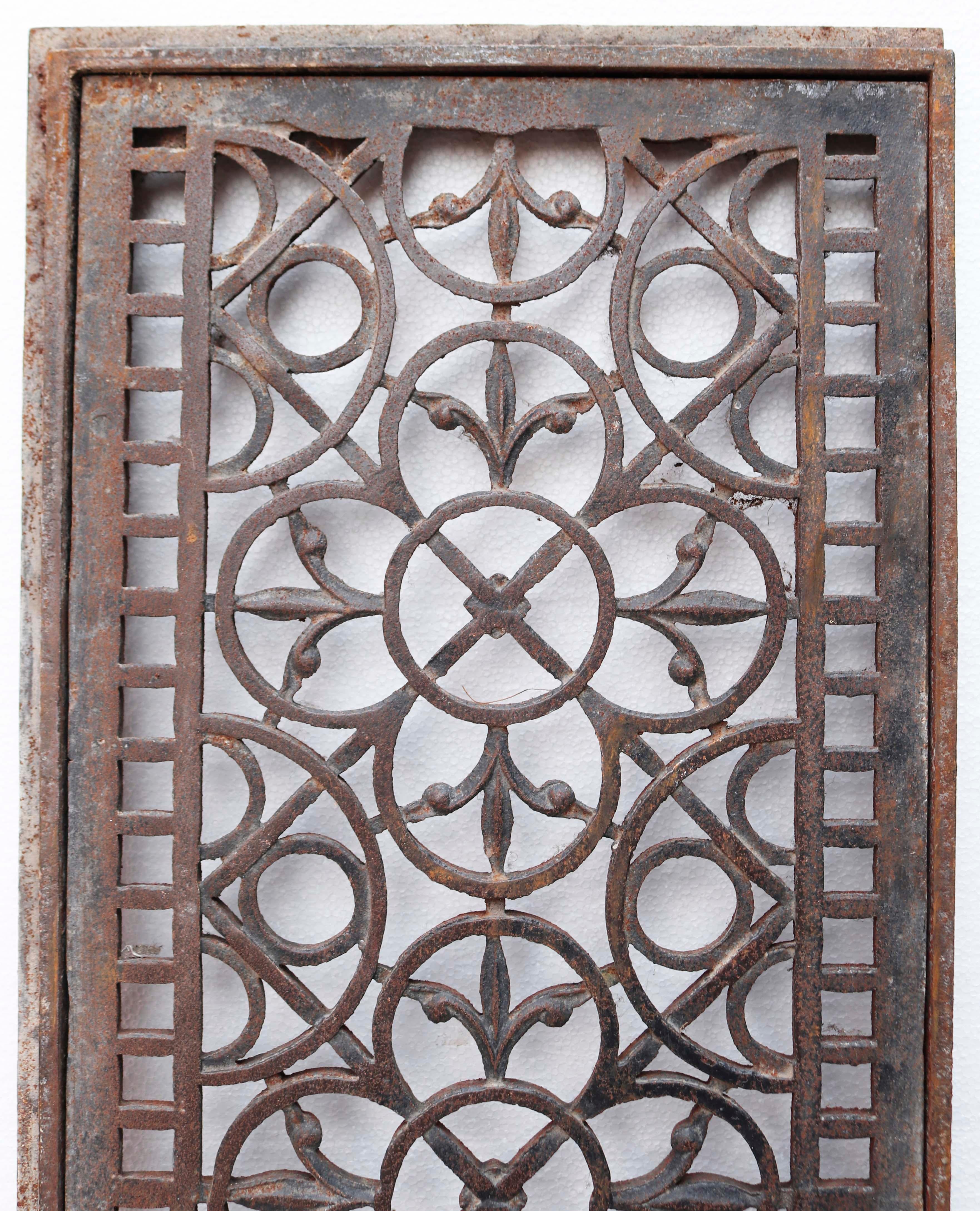 Set of 16 Victorian Cast Iron Floor Grills In Good Condition In Wormelow, Herefordshire