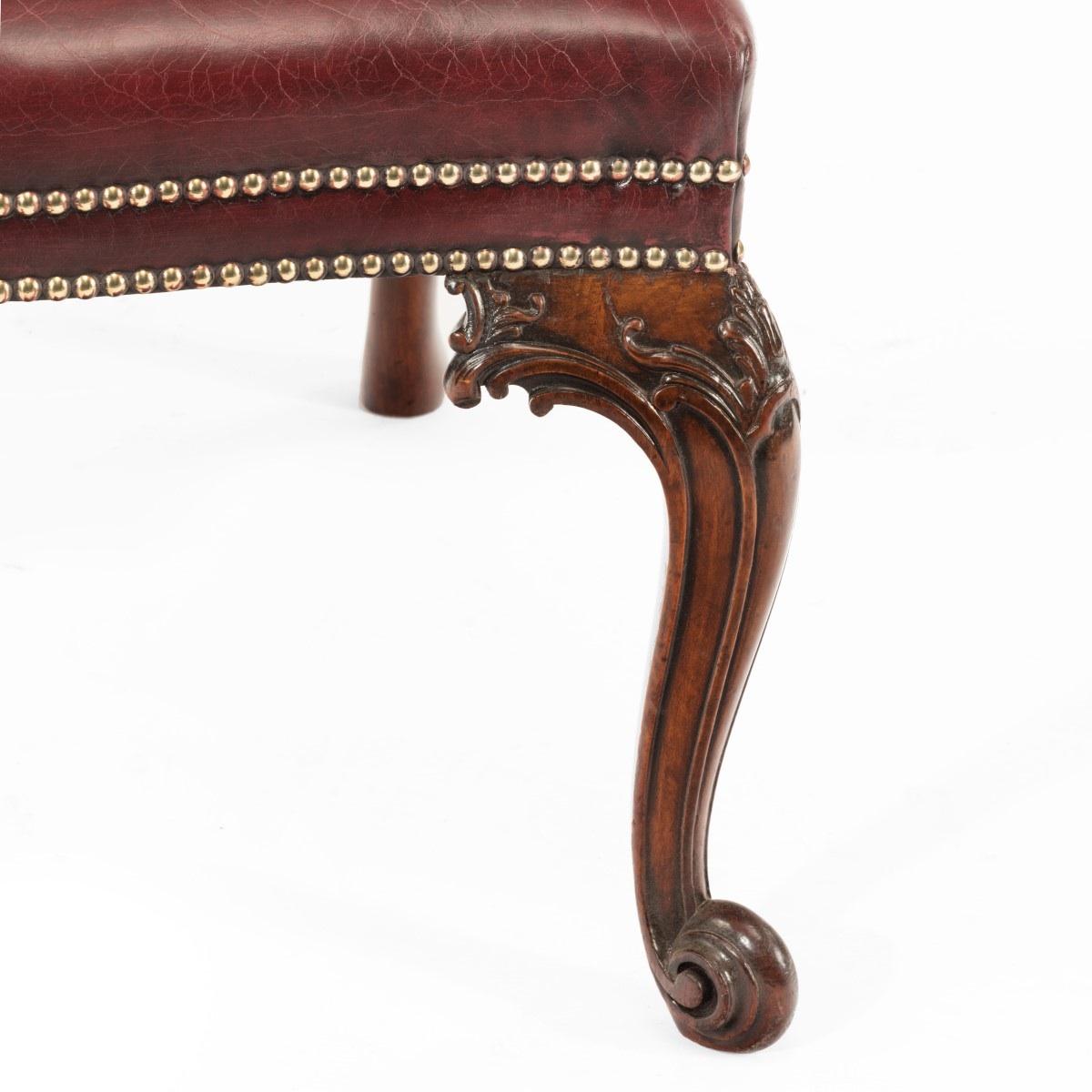 Fin du XIXe siècle Ensemble de 16 chaises de salle à manger victoriennes en acajou de style Chippendale en vente