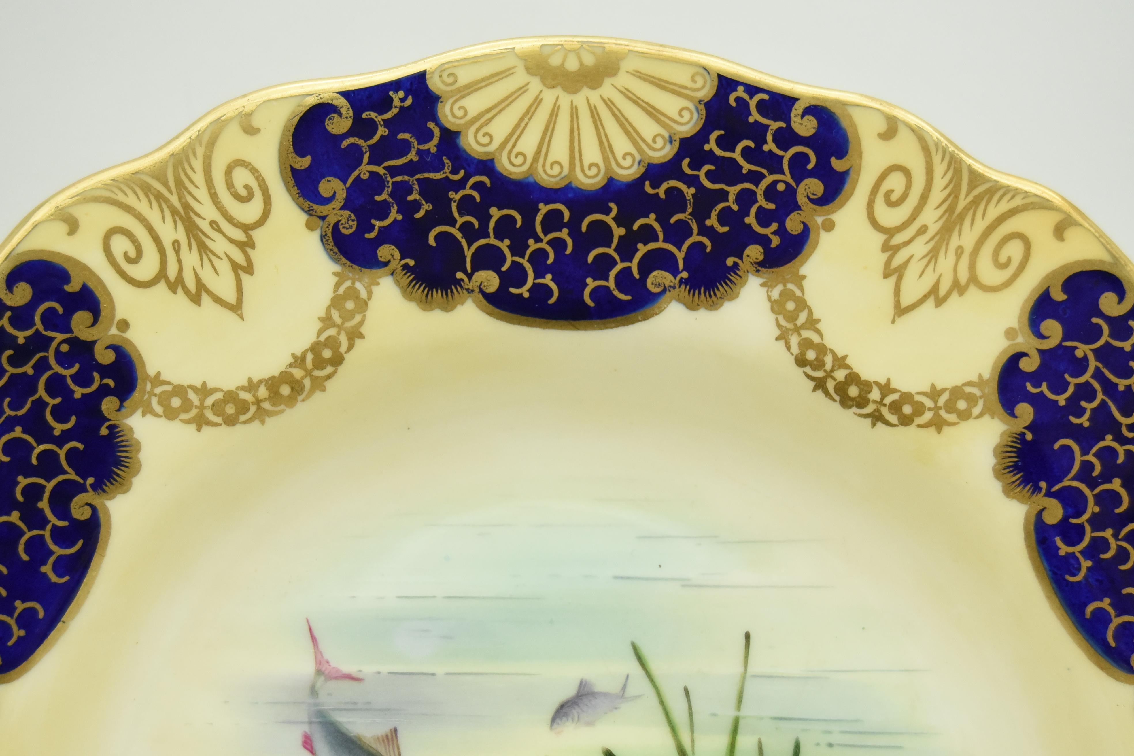 Satz von 16 Wedgwood Hand gemalt Künstler signiert Kobalt vergoldet Fischteller im Angebot 2