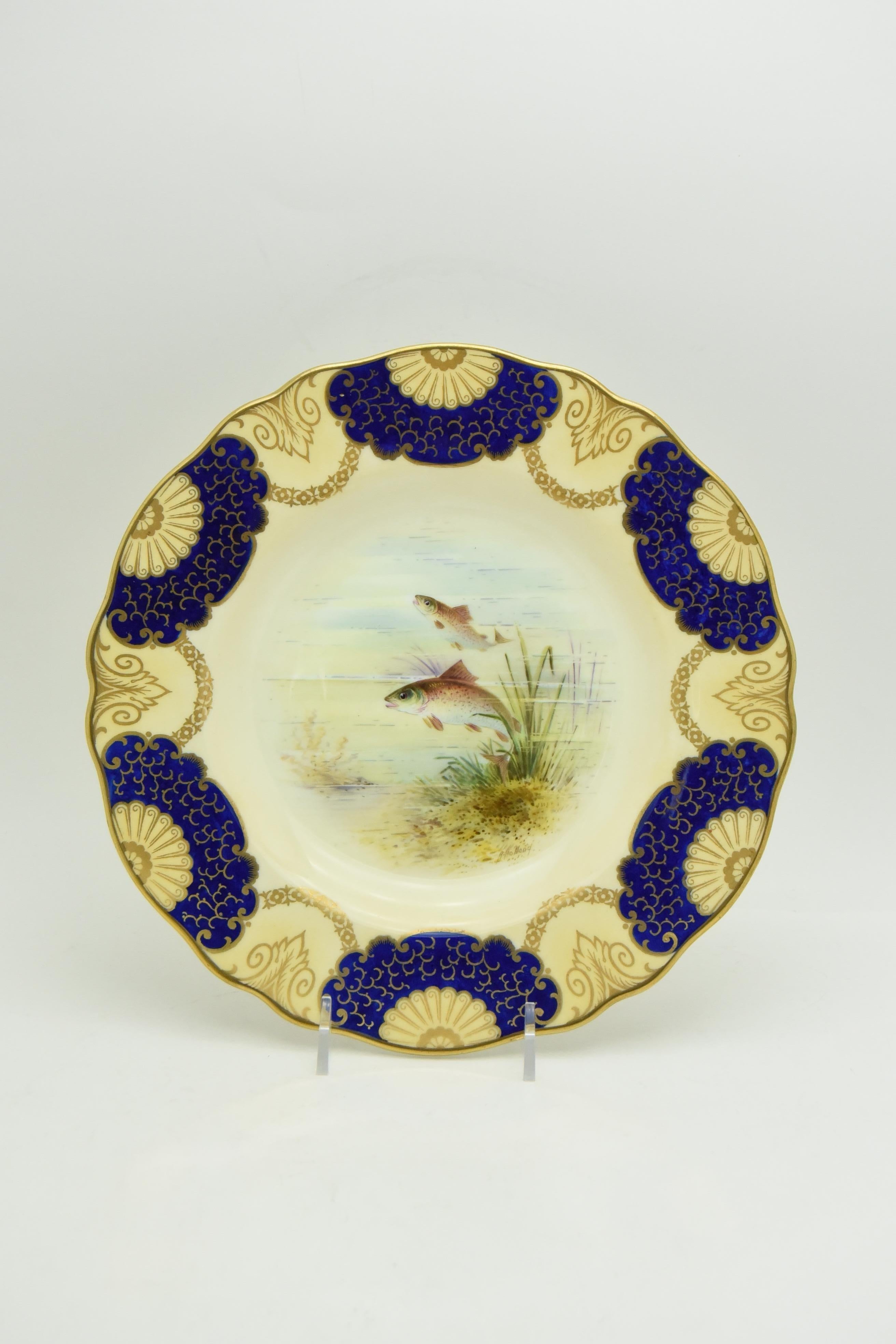 Milieu du XXe siècle Lot de 16 assiettes à poisson Wedgwood peintes à la main et signées par un artiste en cobalt doré en vente