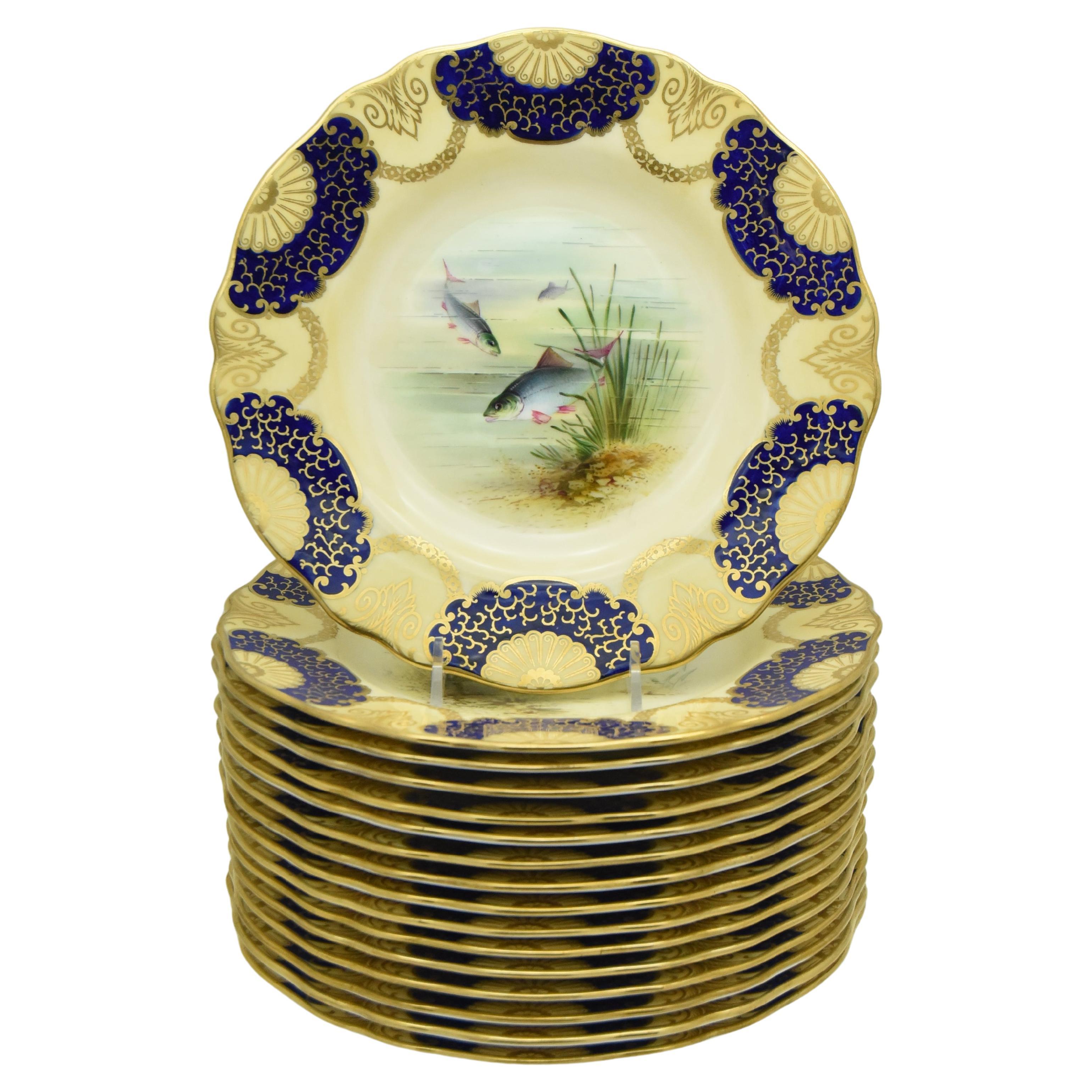 Set di 16 piatti da pesce in cobalto dorato dipinti a mano da Wedgwood e firmati dall'artista