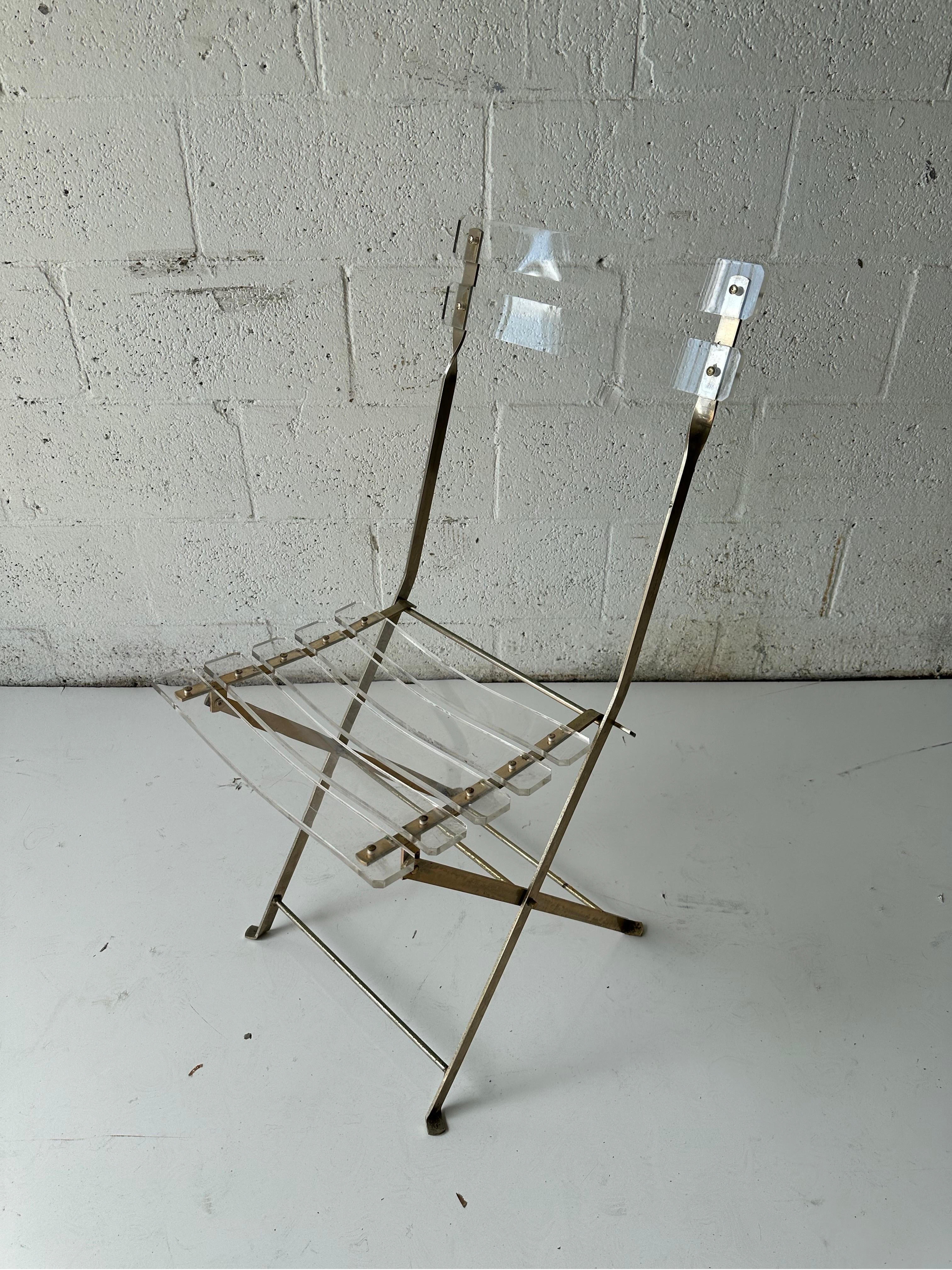 Set di 16 Yonel  Sedie Foldes in lucite e ottone Lebovici in vendita 5