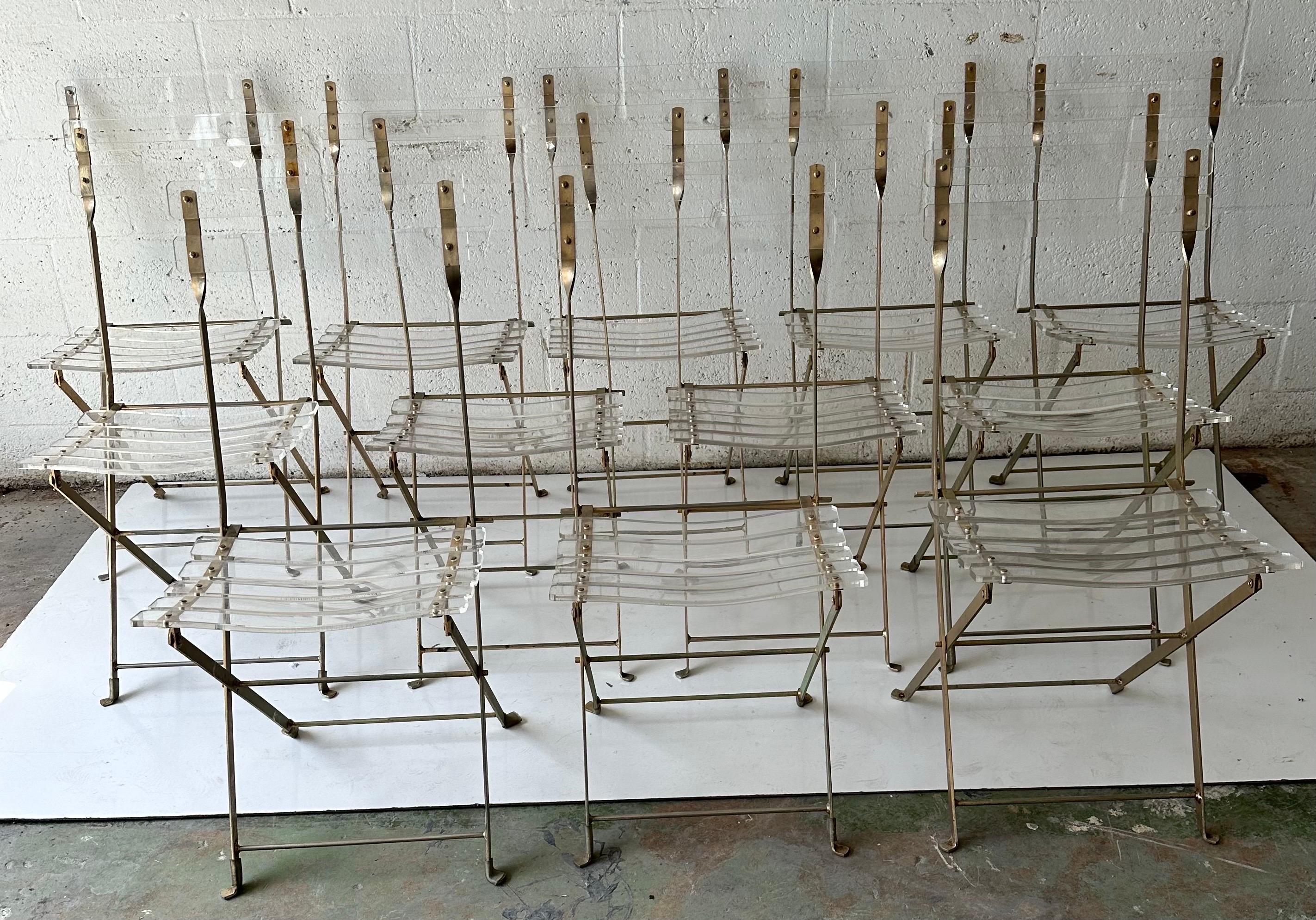 Mid-Century moderno Set di 16 Yonel  Sedie Foldes in lucite e ottone Lebovici in vendita