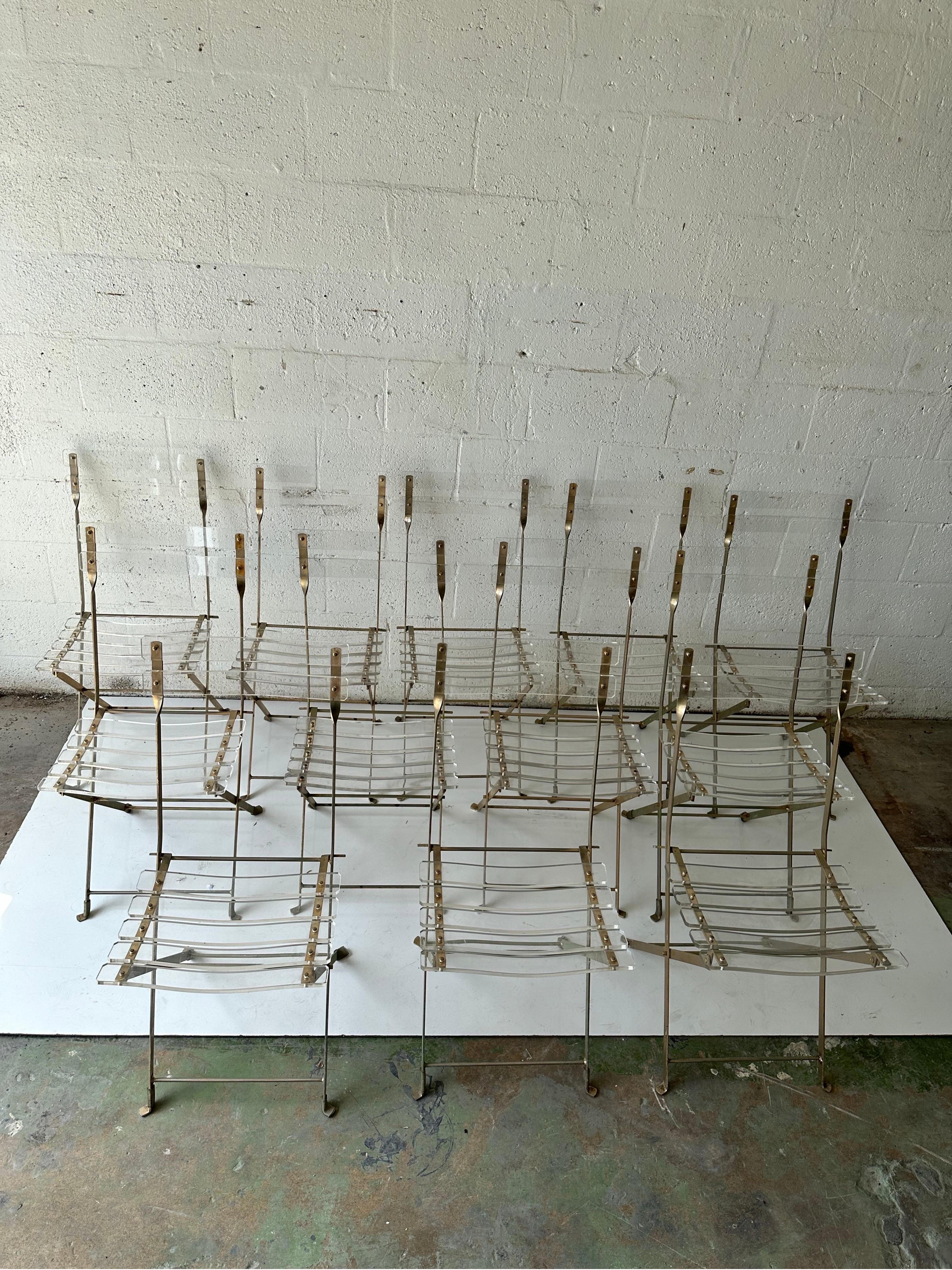 Francese Set di 16 Yonel  Sedie Foldes in lucite e ottone Lebovici in vendita