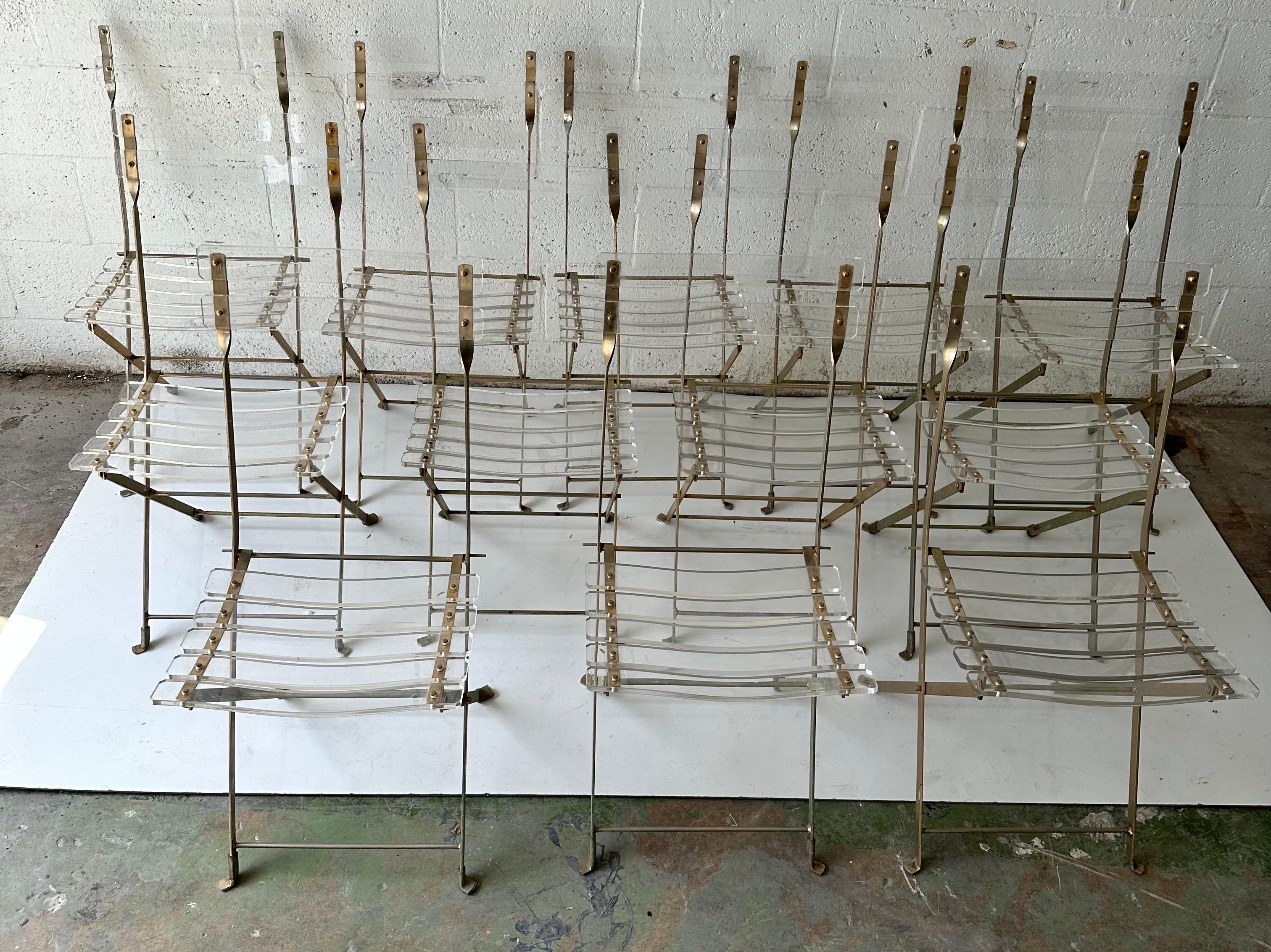 Set di 16 Yonel  Sedie Foldes in lucite e ottone Lebovici In condizioni buone in vendita a Miami, FL