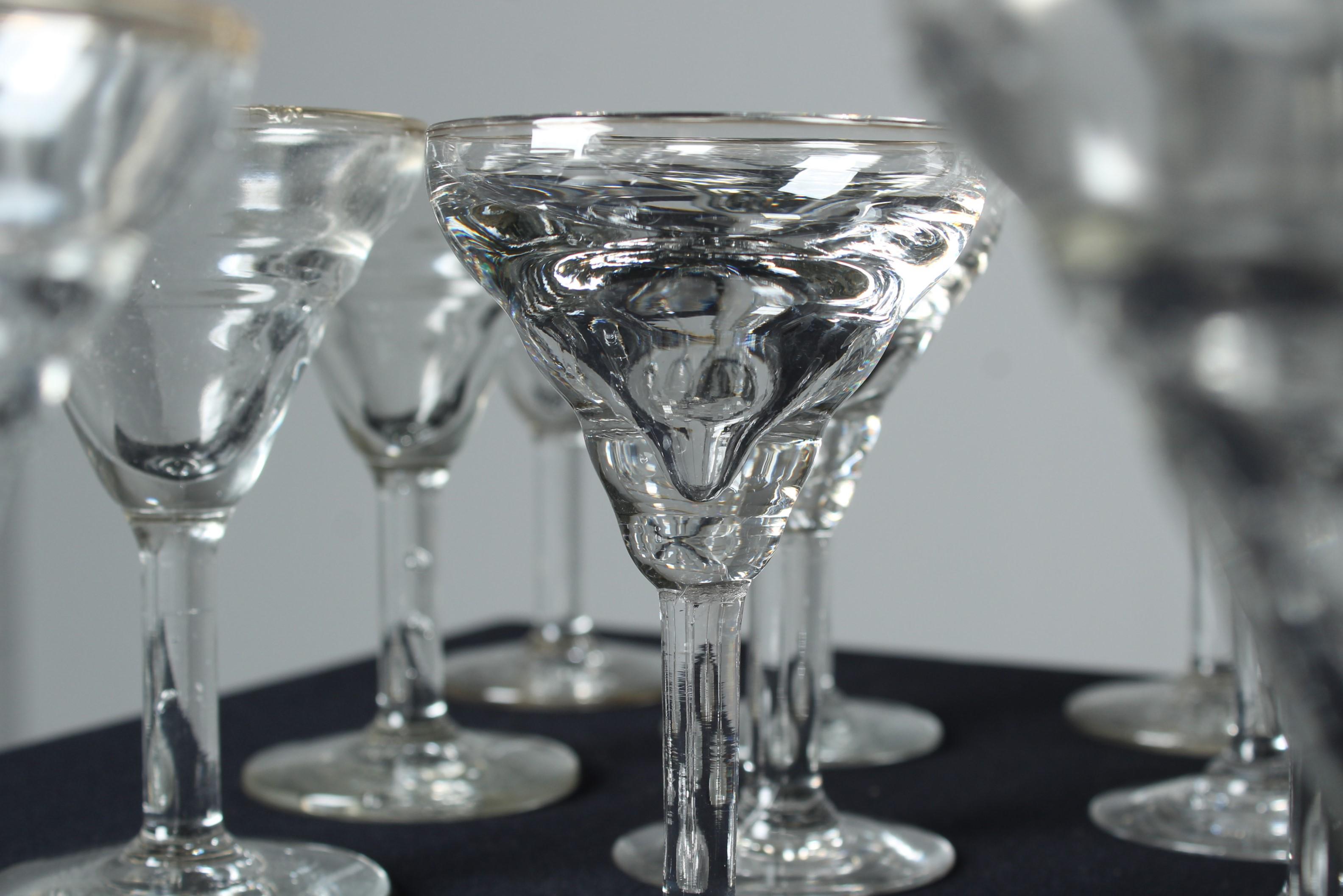 17 bicchieri da aperitivo Art Nouveau, 1900, Francia, vetro cristallo con decorazioni in oro in vendita 3