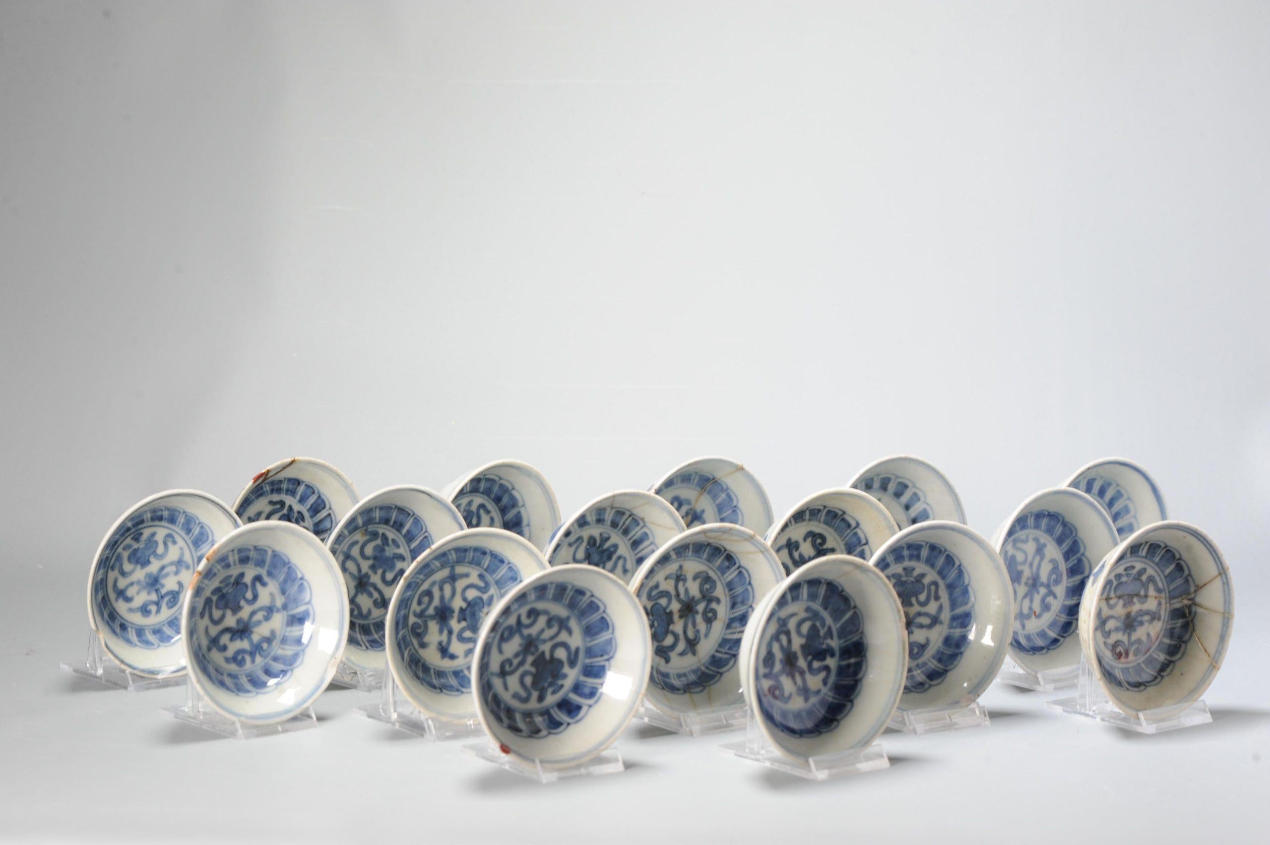 Grand ensemble de petits plats en porcelaine Ming dans le goût japonais, période Ming tardive, Tianqi ou début Chongzhen vers 1620 - 1630. Ces petits plats en porcelaine de la période de transition ont été fabriqués en Chine, à Jingdezhen, d'après