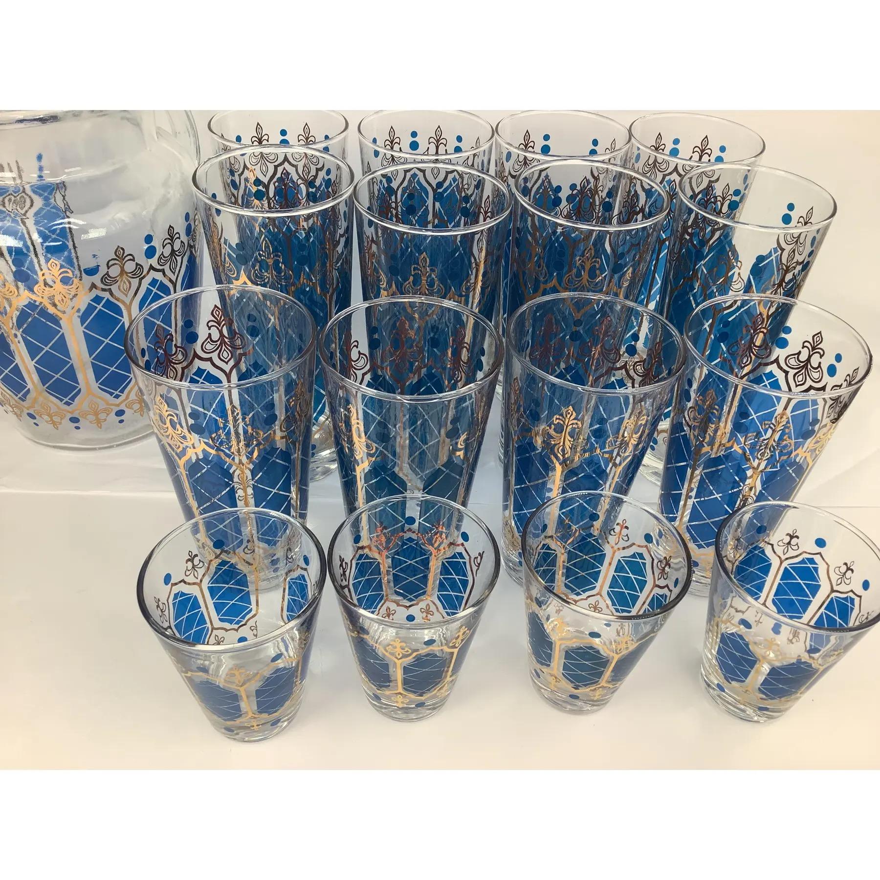 Ein wunderschönes Vintage-Cocktail-Set bestehend aus einem Pitcher, 8 Tom Collins, 4 Highballs und 4 Old Fashioned in blauem Rautenmuster mit 22-karätiger Goldverzierung. Alle Gläser sind leicht  verjüngt
Krug 7 