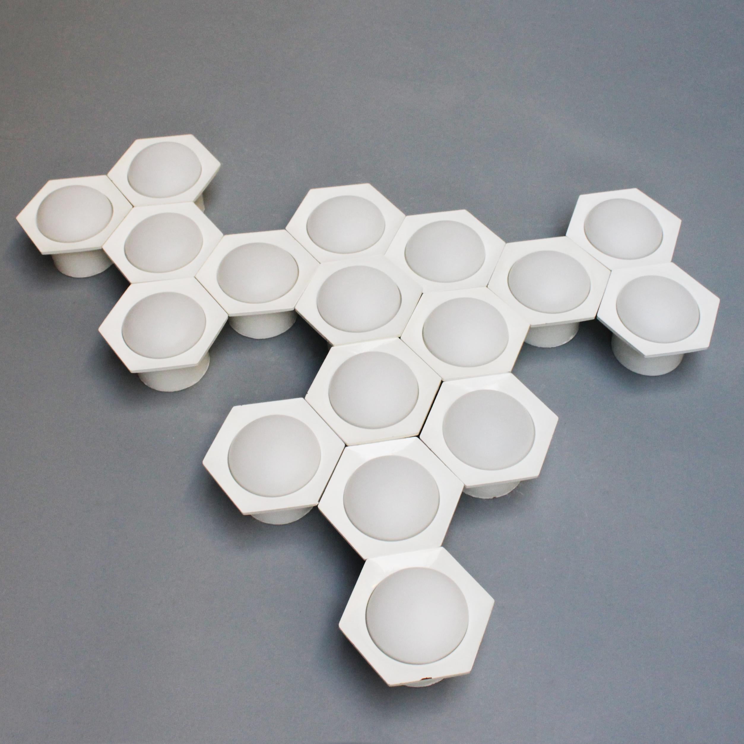 Rare wall lights Hexagon by Raak Amsterdam. A series of 17 pieces is never actually offered. Precisely because there are so many, you can make a beautiful configuration, we have given a few examples in the pictures. Therefore we want to sell them