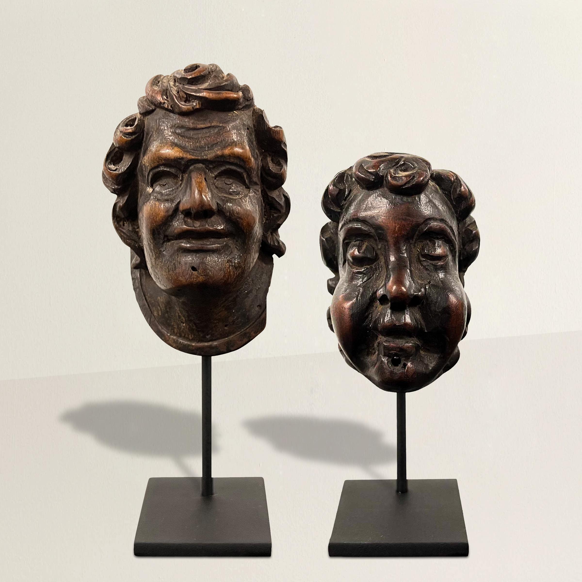 Questi squisiti origliatori francesi in legno intagliato del XVII secolo, ora montati su supporti in acciaio personalizzati, sono un'accattivante miscela di arte storica e presentazione moderna. Originariamente progettate per essere collocate con