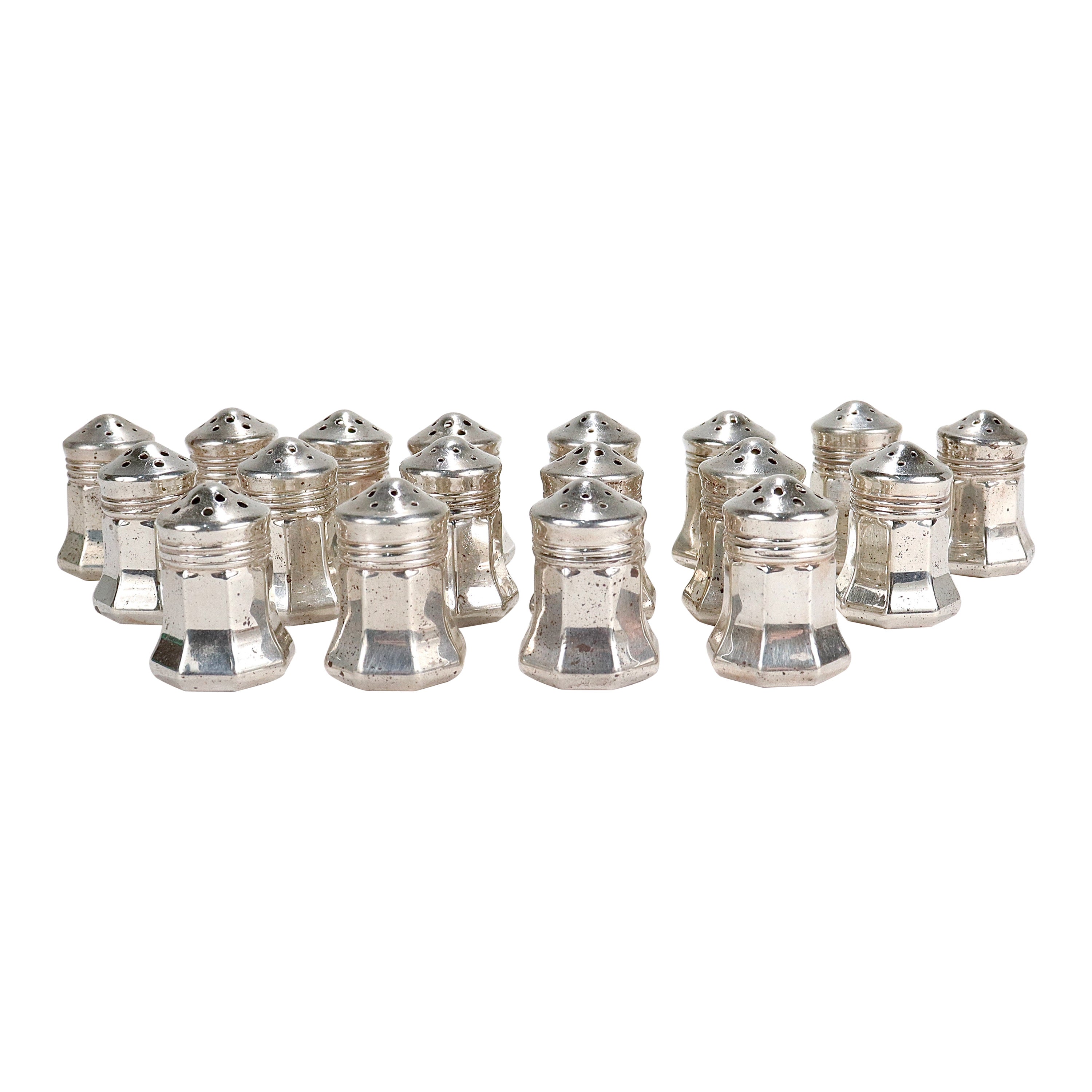 Lot de 18 salières et poivrières individuelles en argent sterling Cartier en vente
