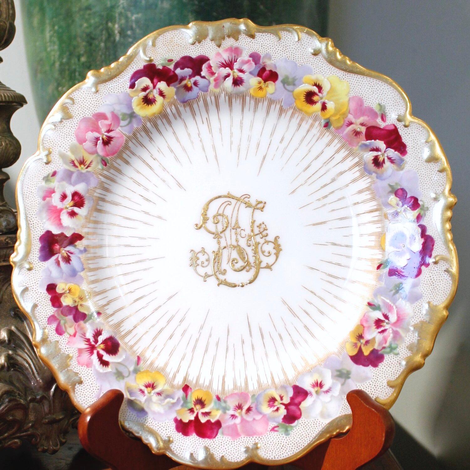 Belle Époque Set Of 18 Cauldon Gilt Decorated Porcelain Dessert Plates With Pansies