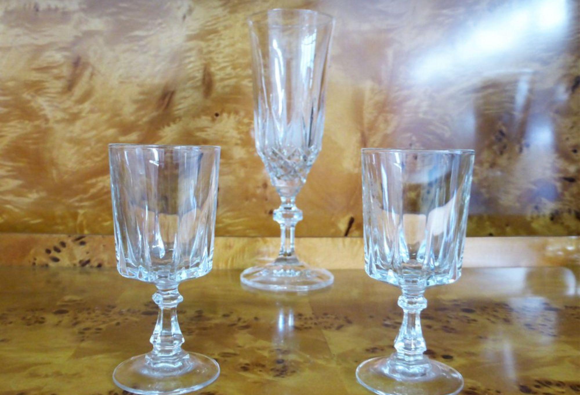 Set of 18 Crystal Glasses from the 1970s

Enhance your table setting with this elegant set of 18 crystal glasses from the 1970s. Crafted with exceptional attention to detail, this collection exudes timeless sophistication, perfect for formal