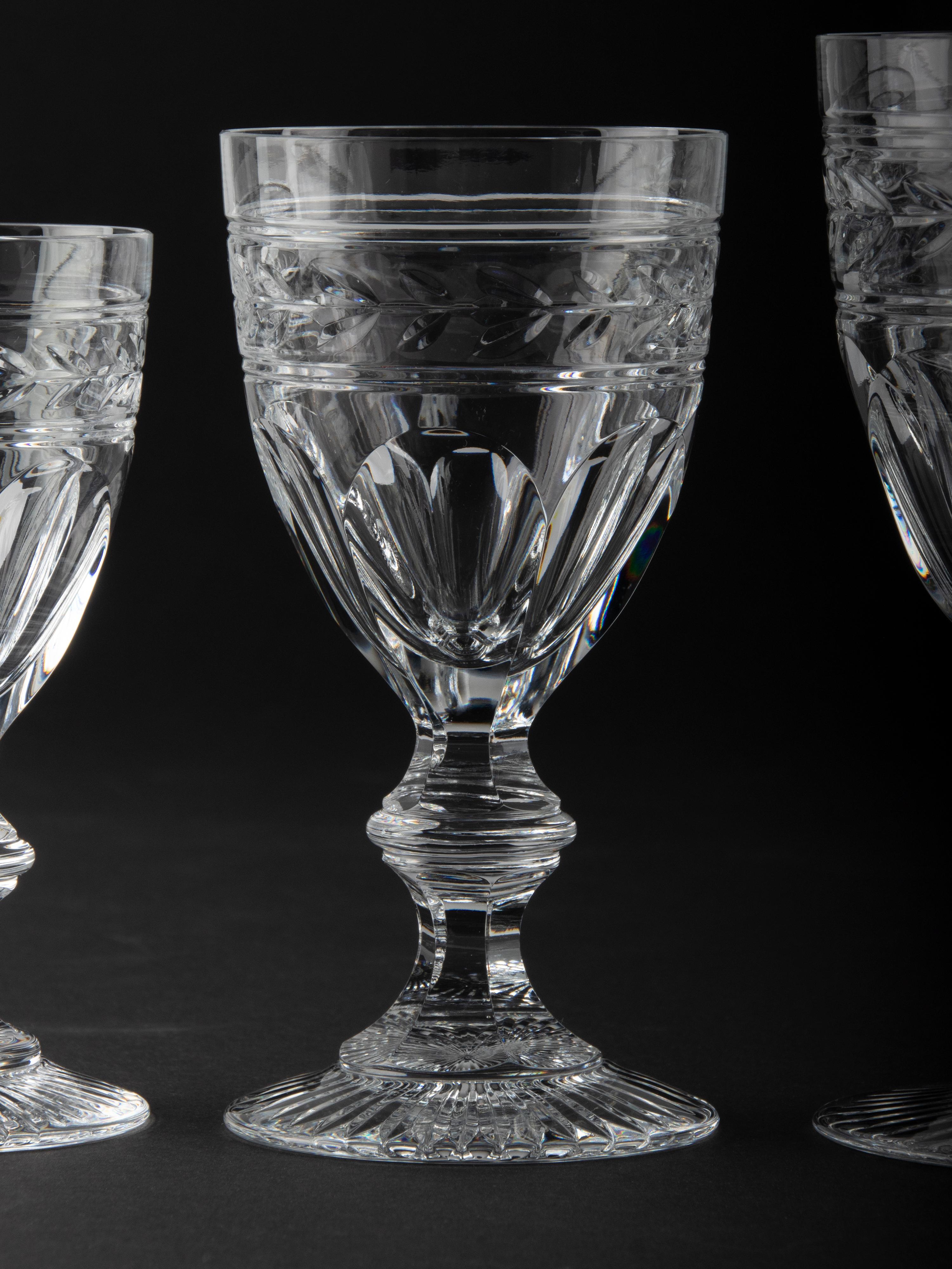 Français Ensemble de 18 verres en cristal fabriqués par Baccarat Modèle Jonzac