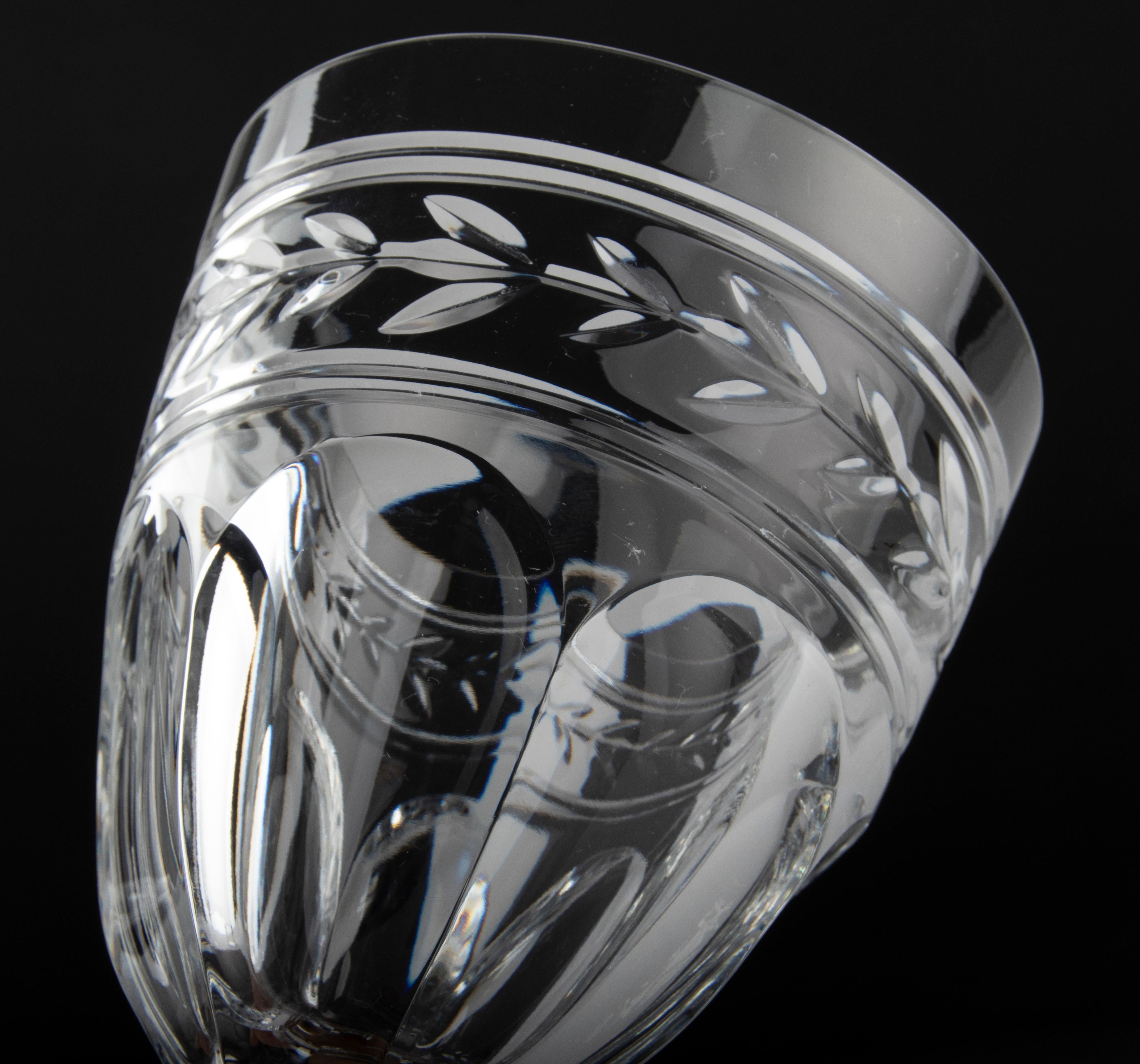 Milieu du XXe siècle Ensemble de 18 verres en cristal fabriqués par Baccarat Modèle Jonzac