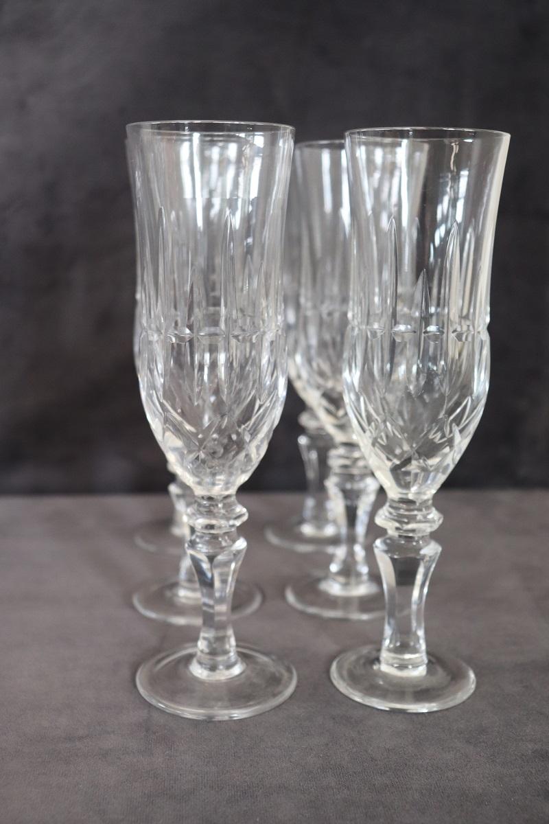 Cet ensemble exquis de 18 verres en cristal est conçu pour ajouter une touche de sophistication à toute table pouvant accueillir jusqu'à six invités. Fabriqué en cristal transparent de haute qualité, chaque verre présente une décoration classique et