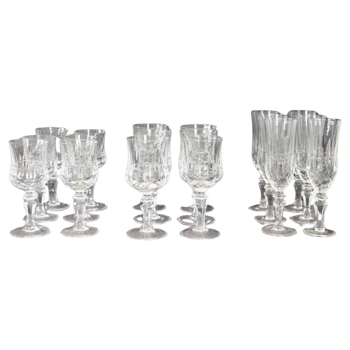 Set di 18 bicchieri di cristallo con decorazione classica