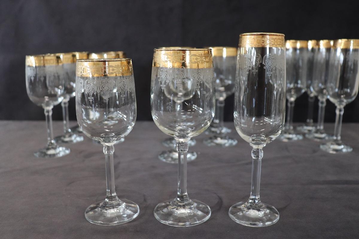 Set di 18 bicchieri di cristallo con decorazione raffinata e bordo dorato 4