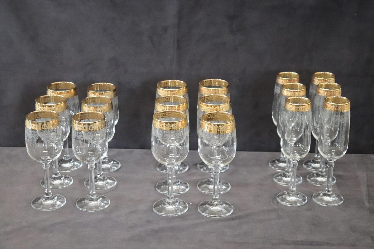 Questo è il nostro squisito set di bicchieri di cristallo! Questo set, progettato per 6 persone, è caratterizzato da bicchieri trasparenti ornati da eleganti decorazioni e squisiti bordi dorati, che lo rendono un'aggiunta ideale a qualsiasi tavola