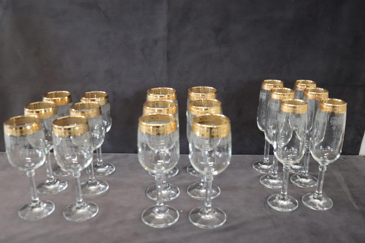 Italiano Set di 18 bicchieri di cristallo con decorazione raffinata e bordo dorato