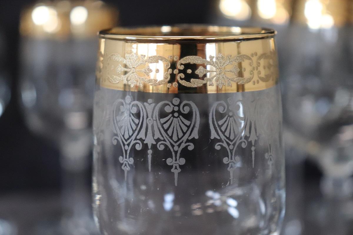Fine XX secolo Set di 18 bicchieri di cristallo con decorazione raffinata e bordo dorato