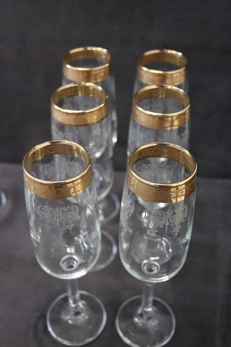 Set di 18 bicchieri di cristallo con decorazione raffinata e bordo dorato 1