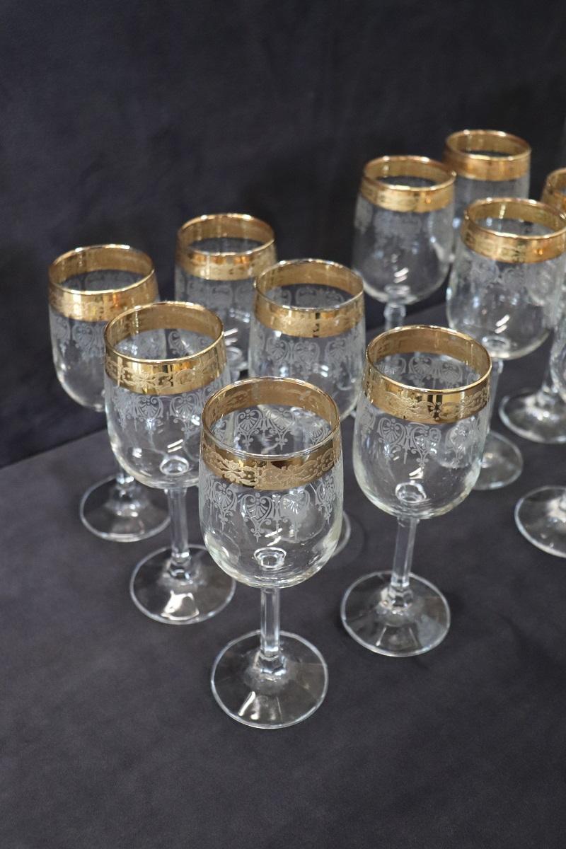 Set di 18 bicchieri di cristallo con decorazione raffinata e bordo dorato 3