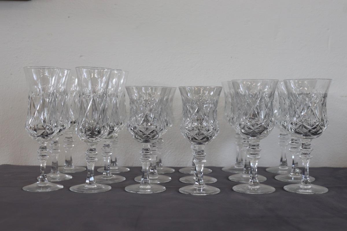 Bellissimi e raffinati bicchieri in cristallo italiano completi per 6 persone a tavola. I bicchieri sono trasparenti con decorazioni raffinate. Il set è composto da:
6 bicchieri da vino Altezza 16 cm 6,29 pollici Diametro 7 cm 2,75 pollici
6