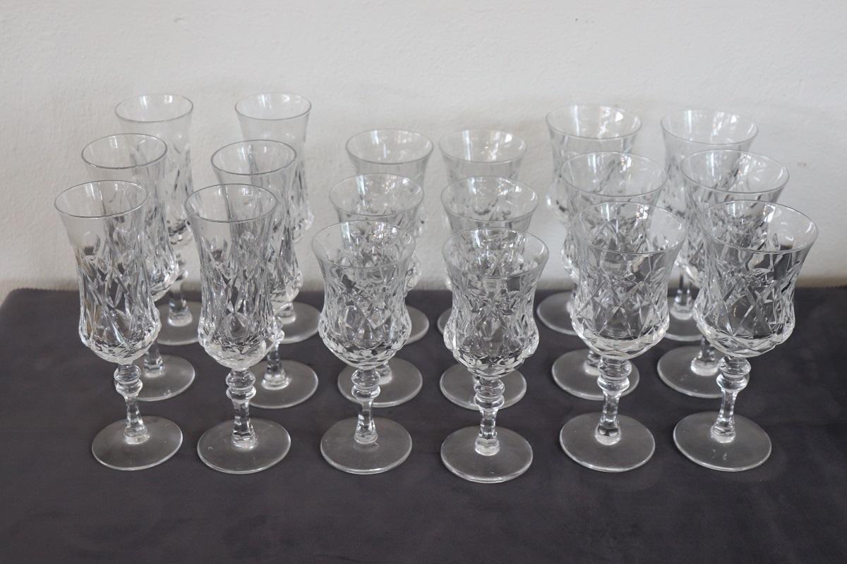 Italiano Set di 18 bicchieri di cristallo con decorazioni raffinate in vendita