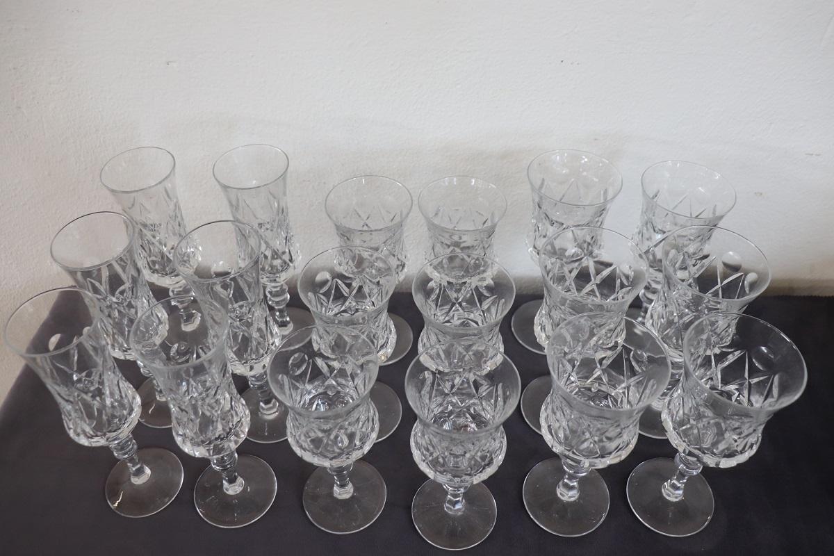 Fine XX secolo Set di 18 bicchieri di cristallo con decorazioni raffinate in vendita