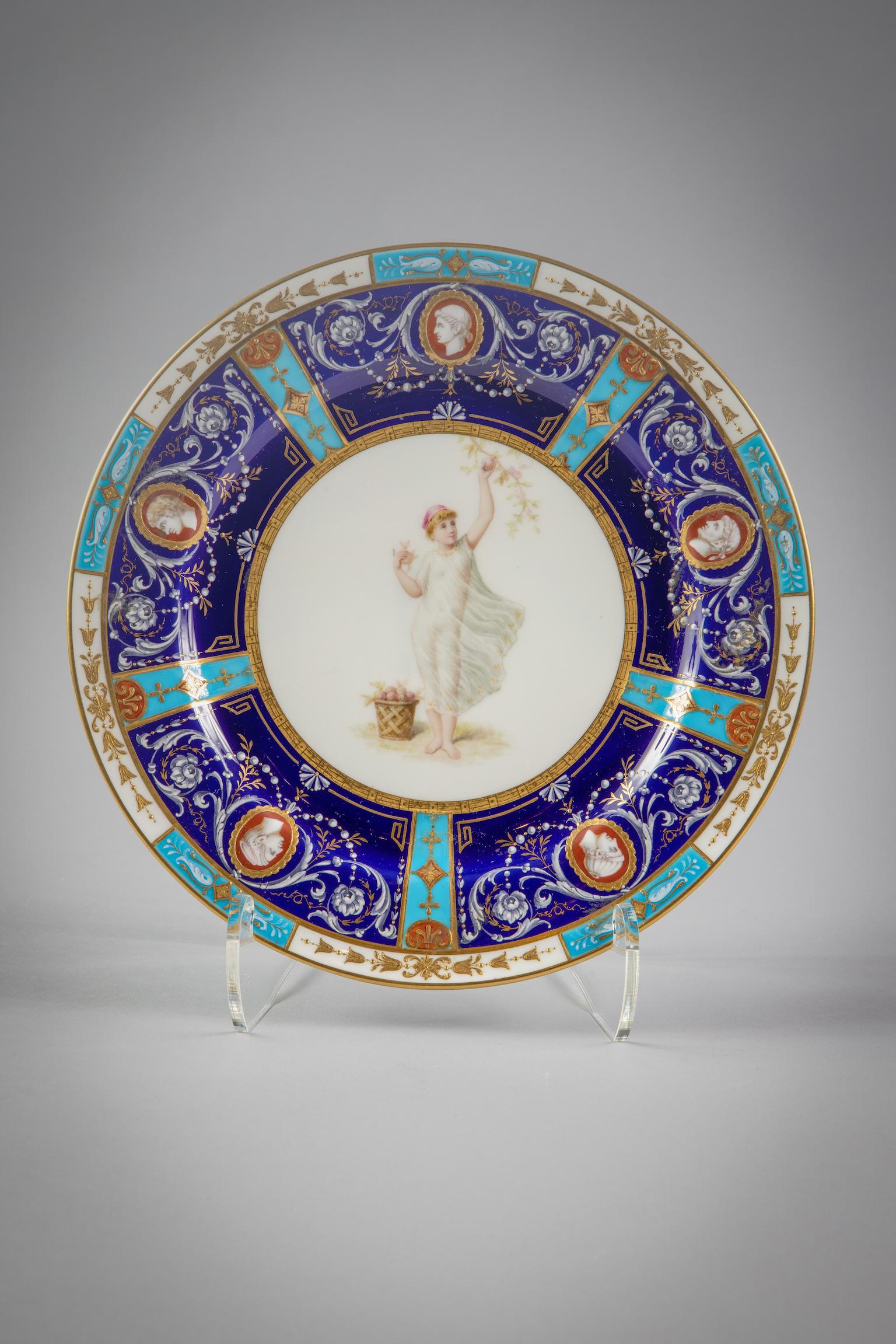 Porcelaine Ensemble de 18 assiettes en porcelaine anglaise, Minton, datant d'environ 1880 en vente