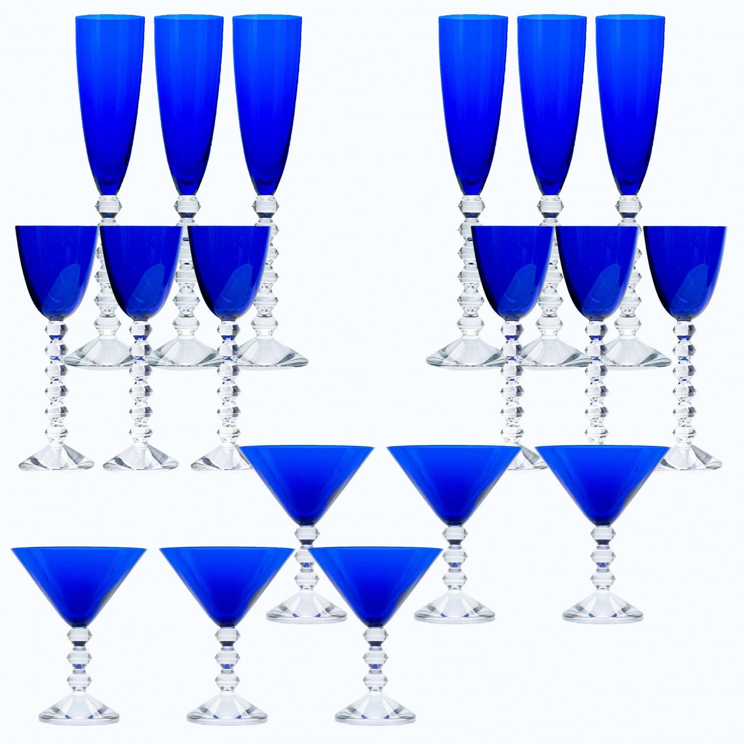Autre Ensemble de 18 verres exquis en cristal de Baccarat bleu profond, France en vente