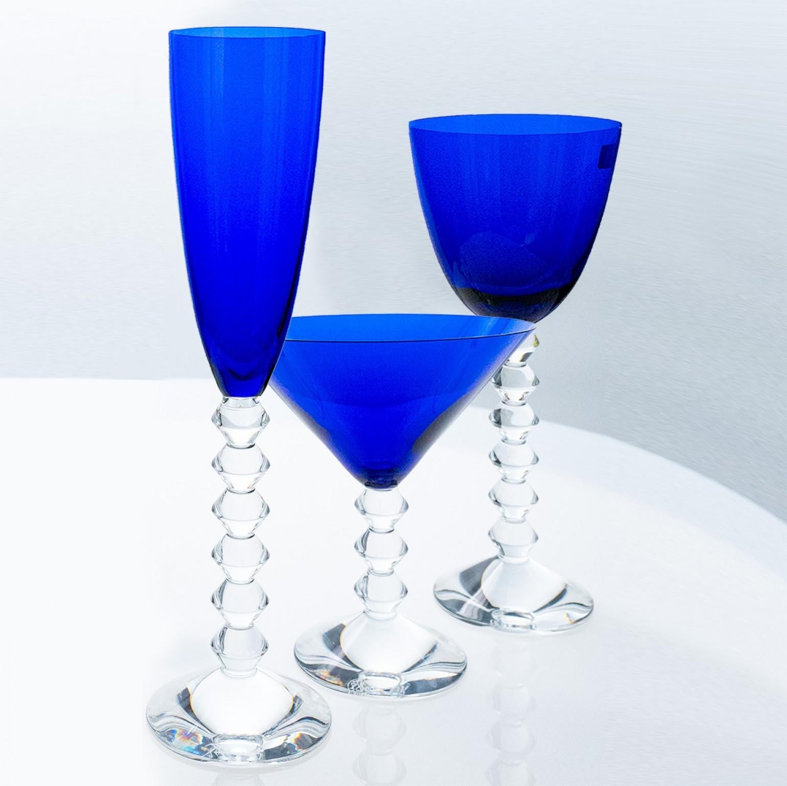 Dipinto a mano Set di 18 bicchieri di cristallo Exquise Deep Blue Baccarat, Francia in vendita
