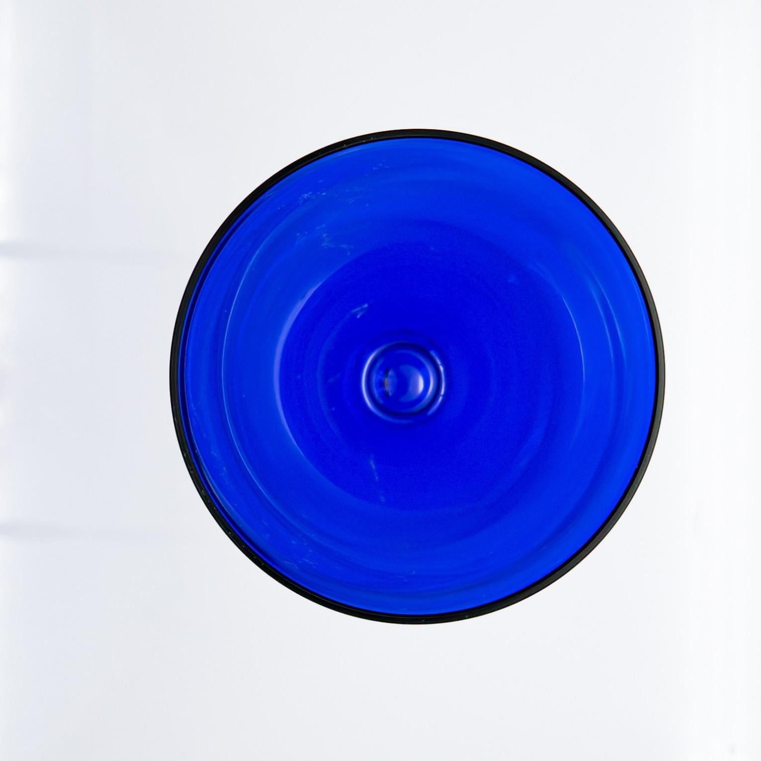 Set of 18 Exquise Deep Blue Baccarat Crystal glasses, France In Good Condition For Sale In Rijssen, NL