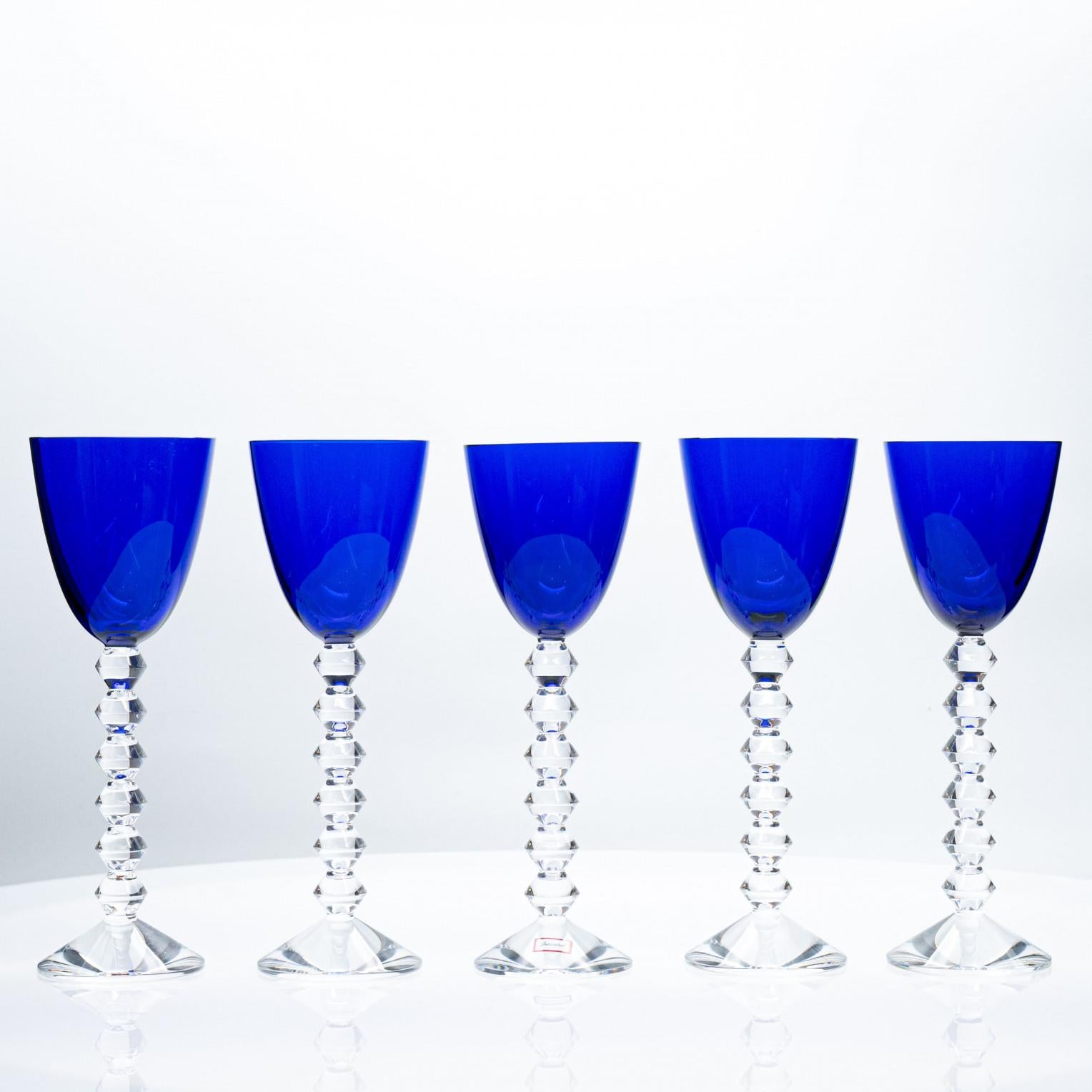 Metà XX secolo Set di 18 bicchieri di cristallo Exquise Deep Blue Baccarat, Francia in vendita