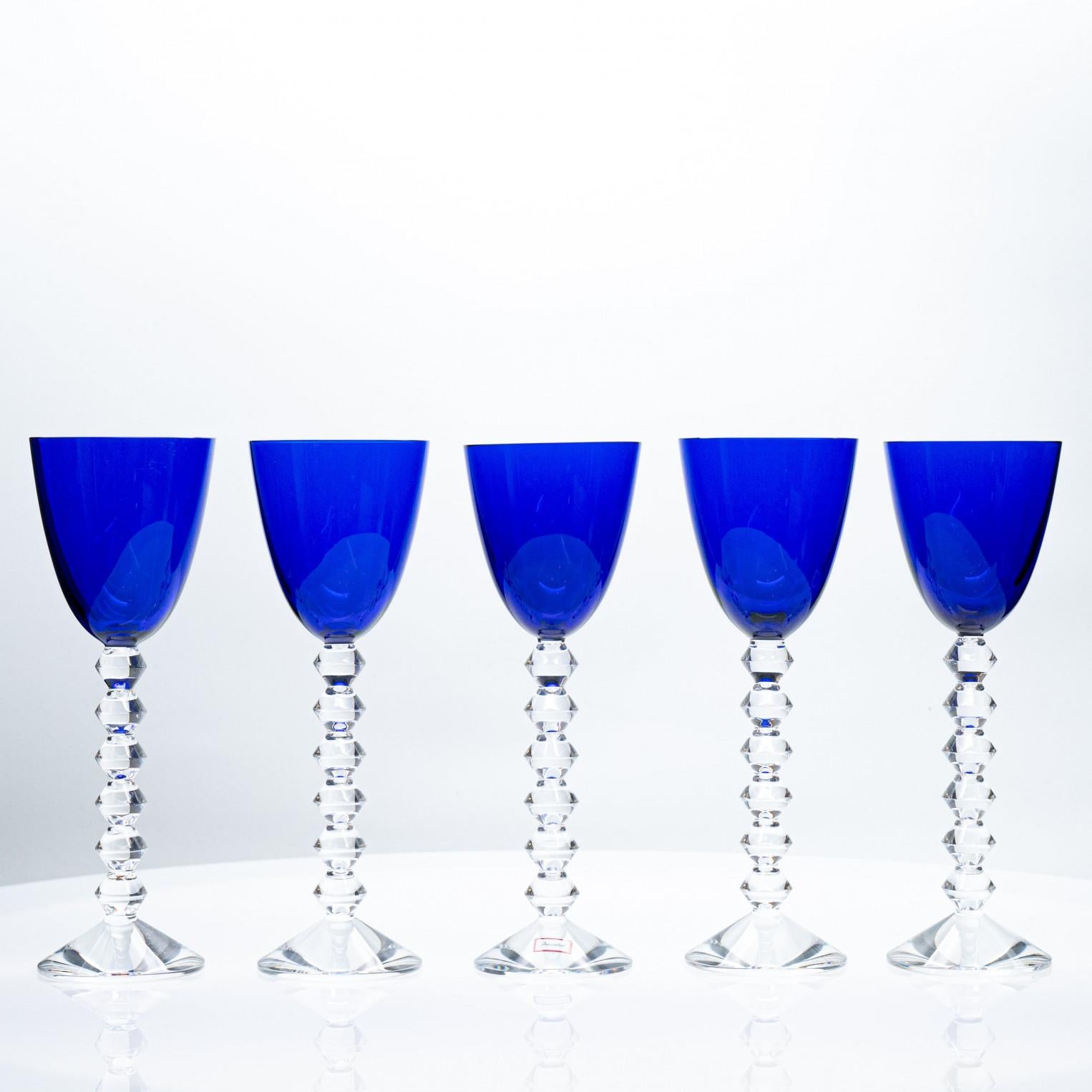 Milieu du XXe siècle Ensemble de 18 verres exquis en cristal de Baccarat bleu profond, France en vente