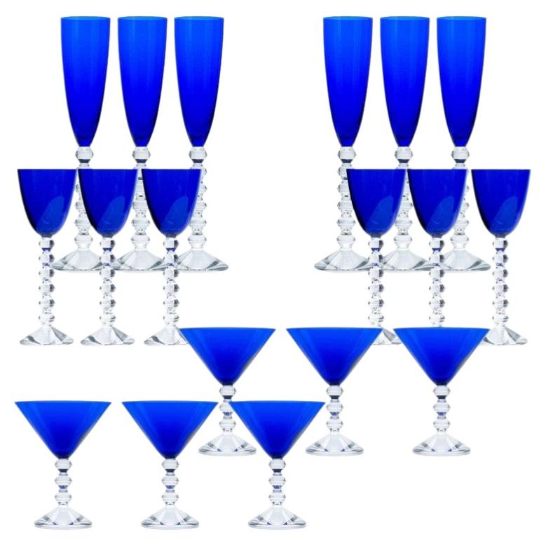 Ensemble de 18 verres exquis en cristal de Baccarat bleu profond, France
