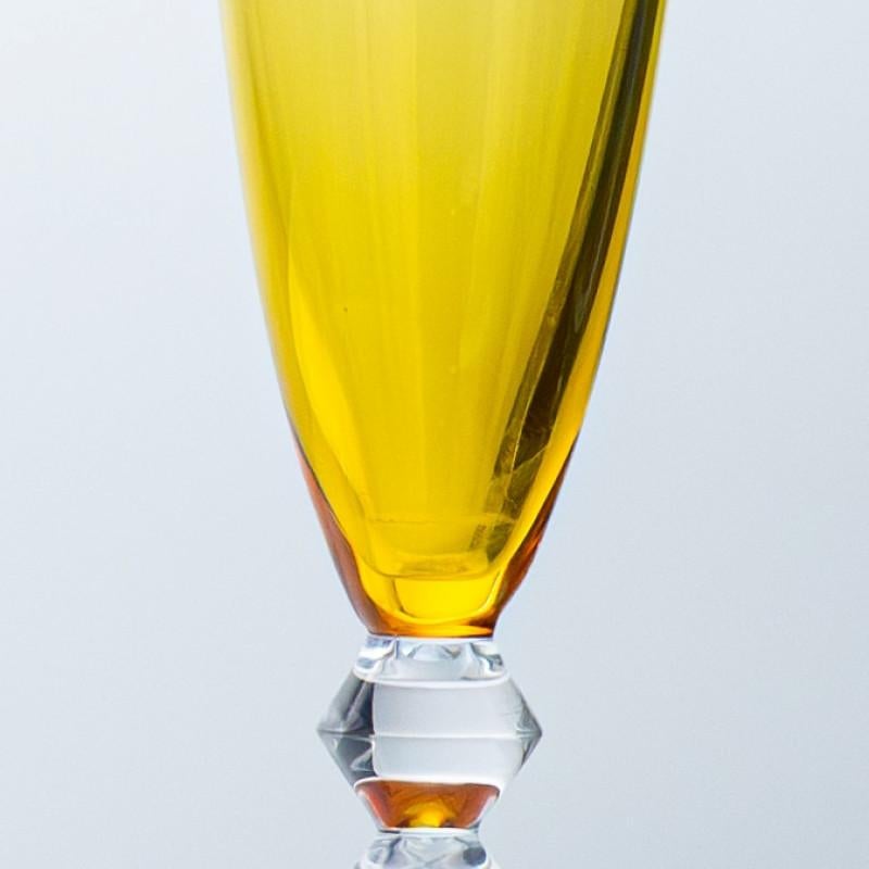 Autre Ensemble de 18 verres exquis multicolores en cristal de Baccarat, France en vente