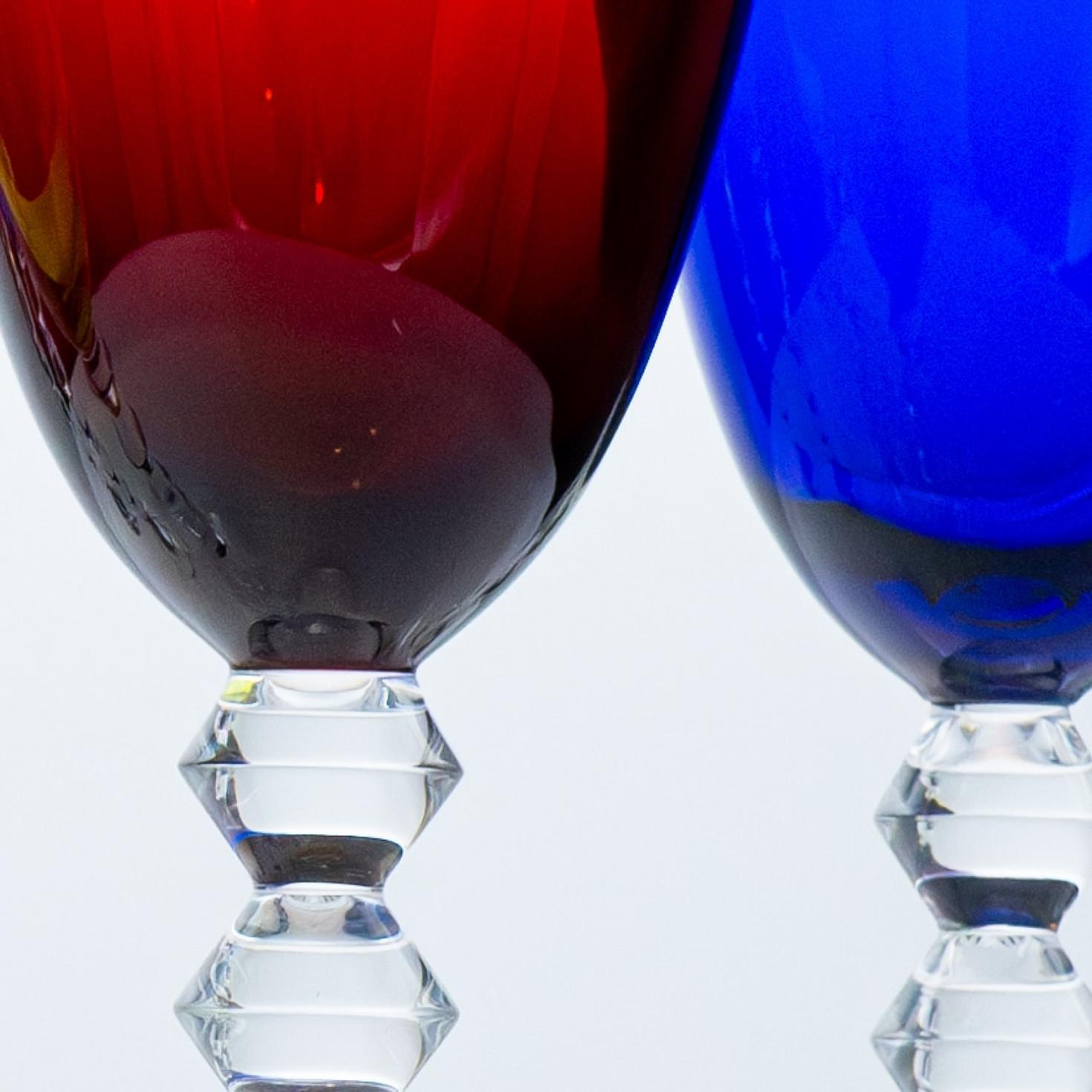 Français Ensemble de 18 verres exquis multicolores en cristal de Baccarat, France en vente