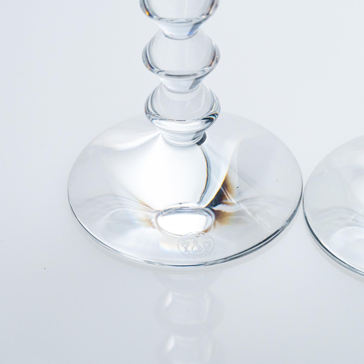 Peint à la main Ensemble de 18 verres exquis multicolores en cristal de Baccarat, France en vente