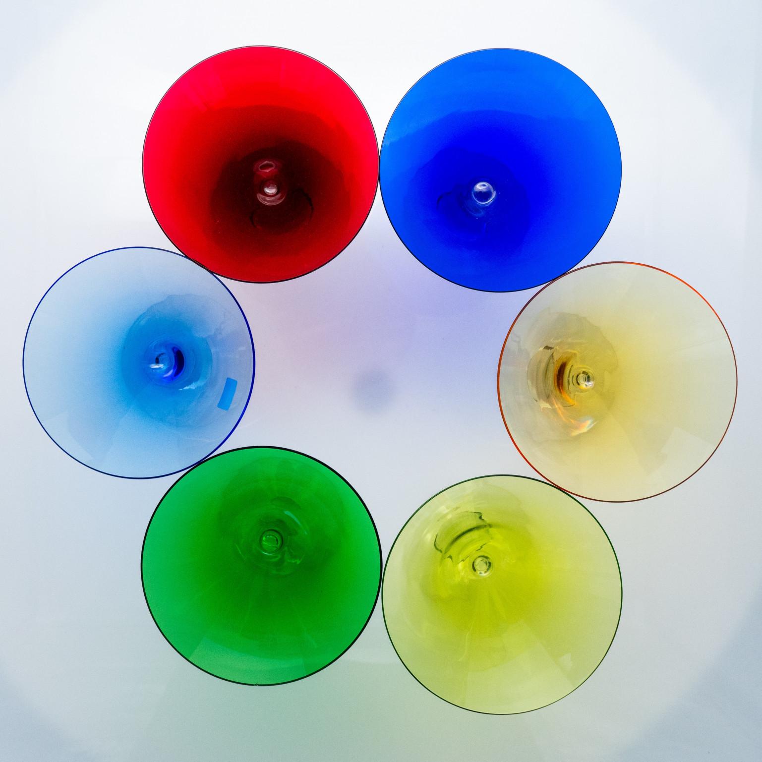 Ensemble de 18 verres exquis multicolores en cristal de Baccarat, France Bon état - En vente à Rijssen, NL