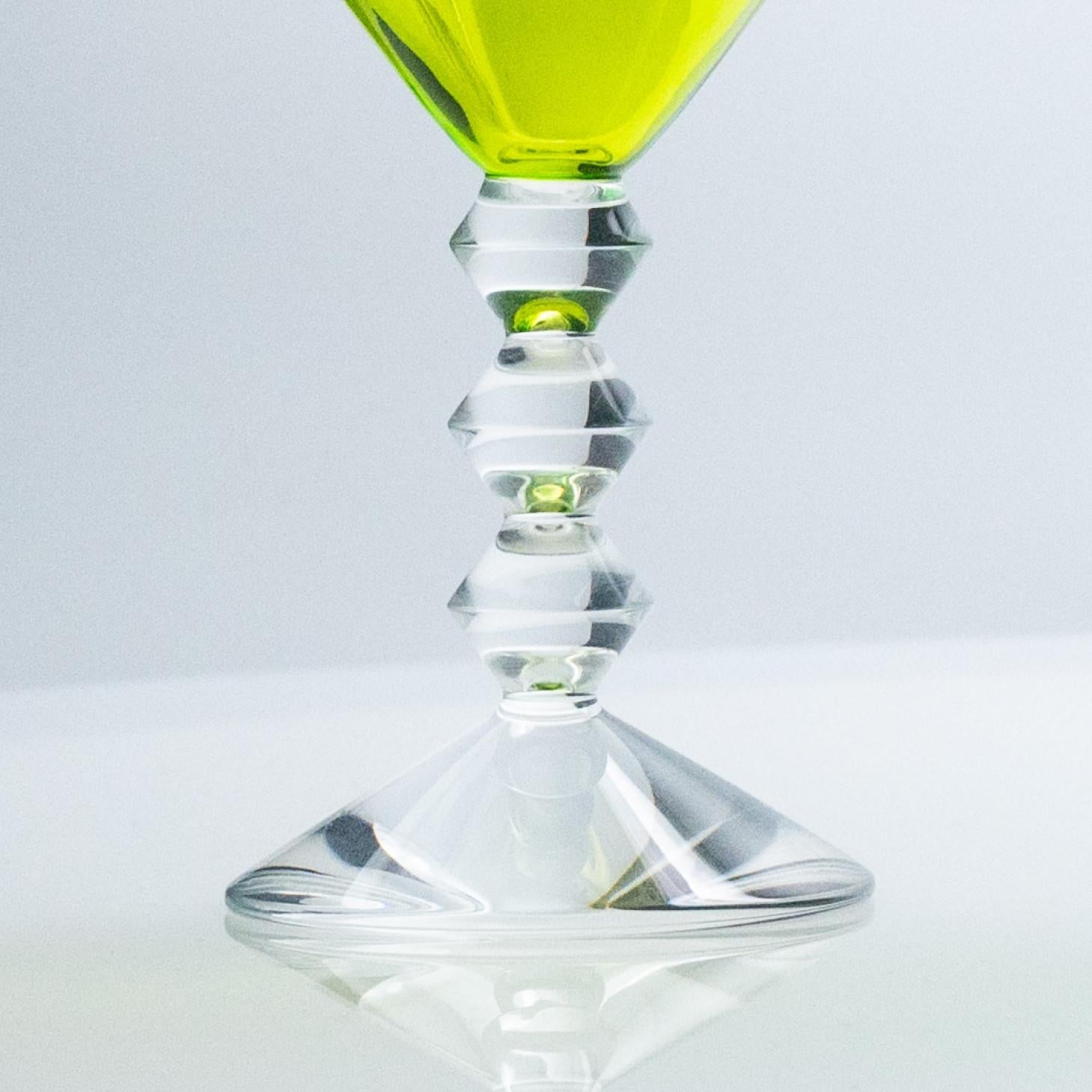 Milieu du XXe siècle Ensemble de 18 verres exquis multicolores en cristal de Baccarat, France en vente