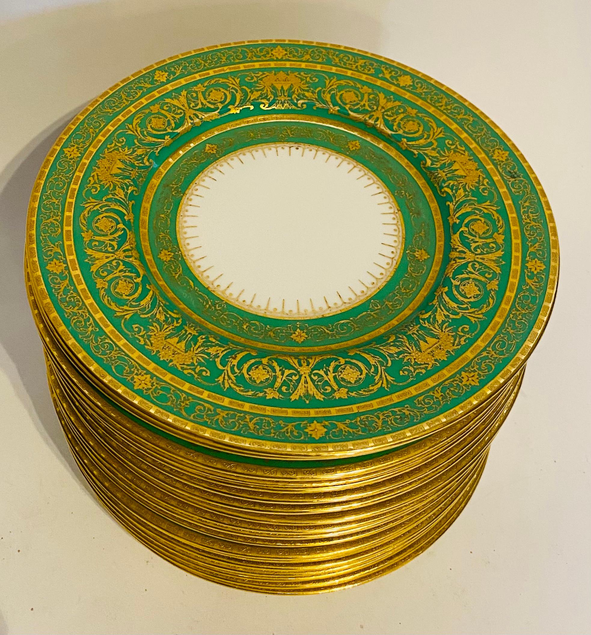 Ein lebhaftes und elegantes Set von Tellern der bekannten Porzellanfirma Minton England aus dem Goldenen Zeitalter. Dieses Set wurde über den Einzelhändler D.B. King in Detroit bestellt, der um die Jahrhundertwende für seine üppigen und hochwertigen