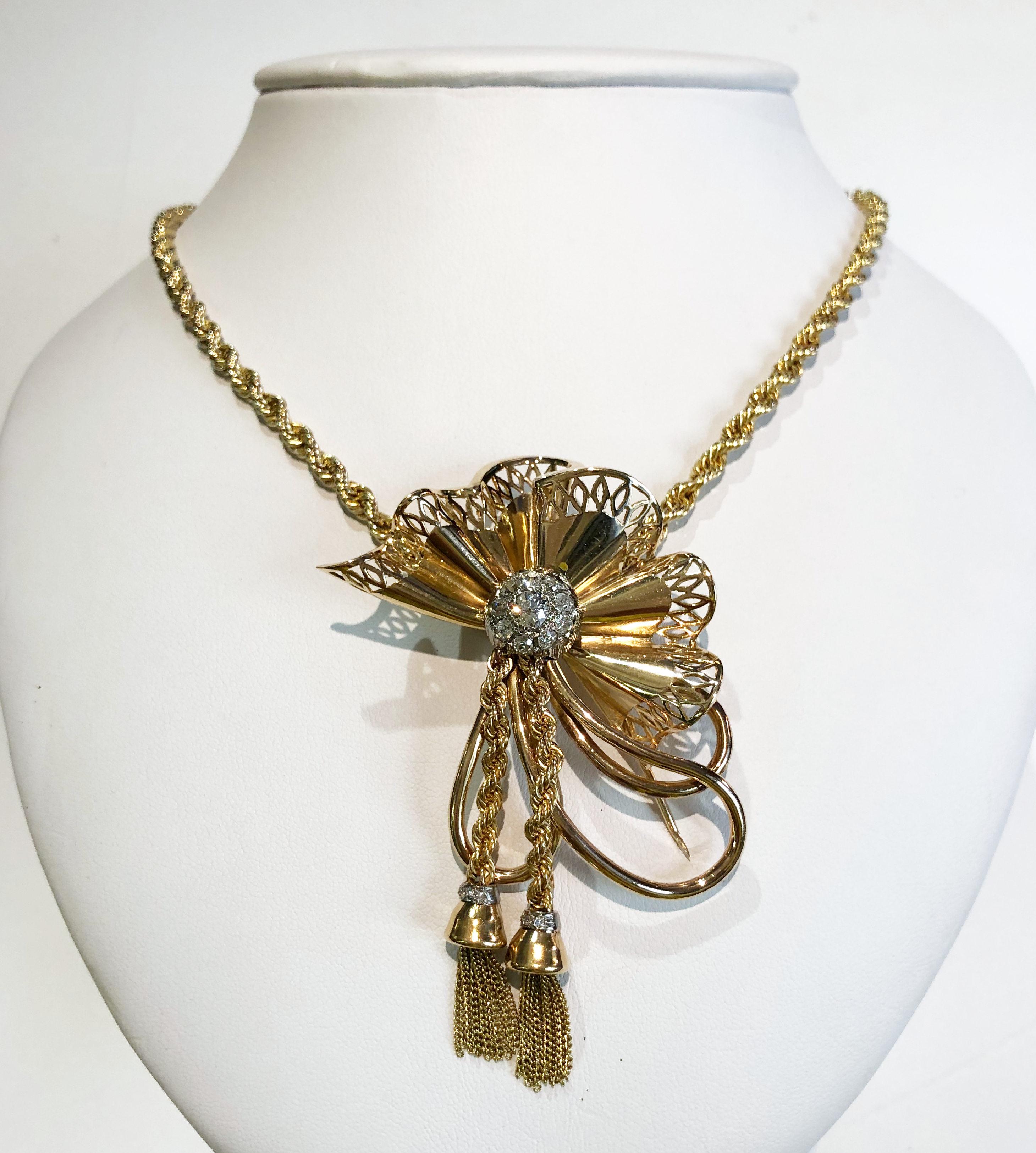 Collana vintage in oro giallo 18 carati, con fiocco in oro e diamanti brillanti al centro e anche sulle frange, Italia anni '40, lunghezza 50 cm. utilizzabile come spilla
Coppia di orecchini vintage abbinati, lunghezza 5,5 cm
Peso totale 60g