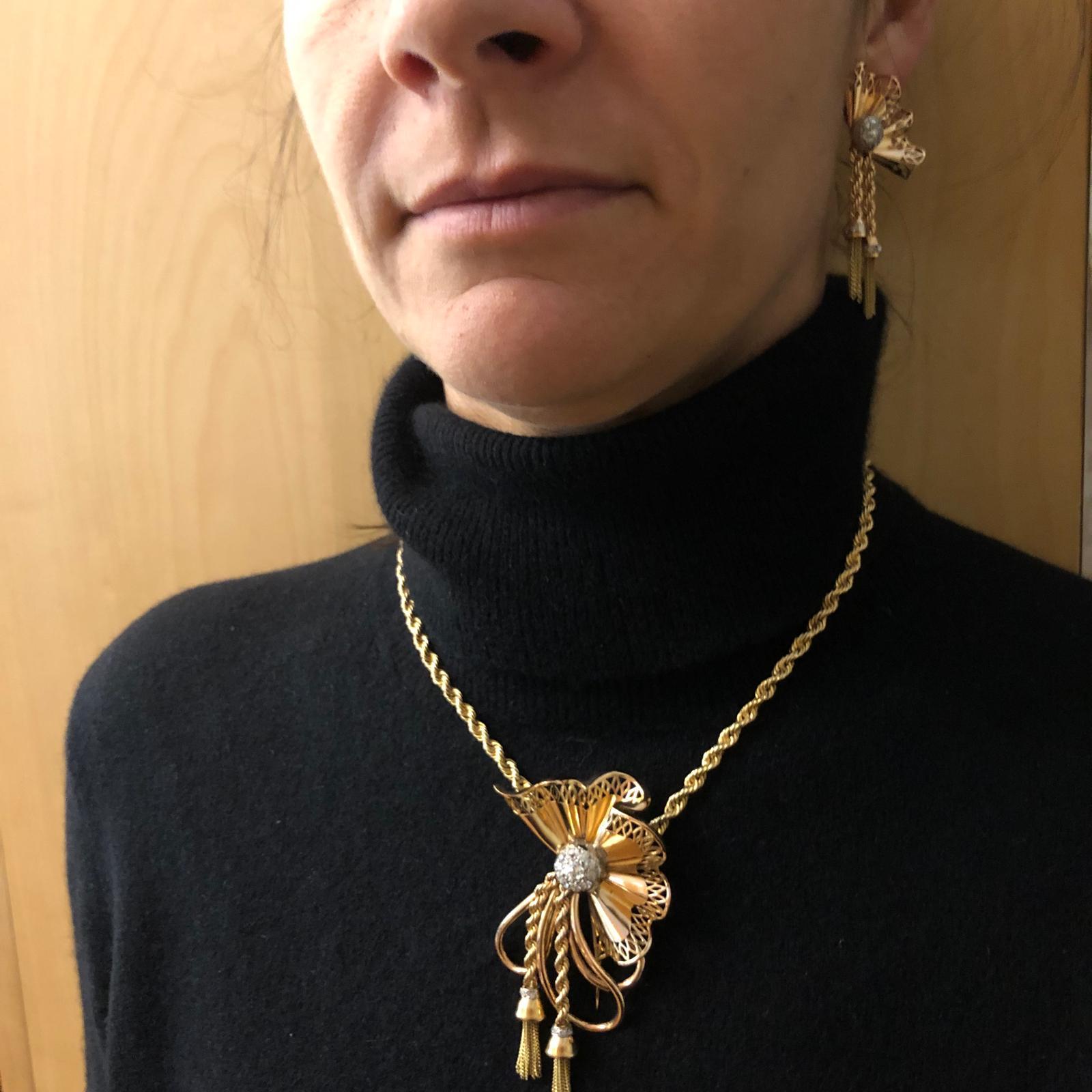 Taglio brillante Set di collana e orecchini abbinati in oro 18 carati e diamanti in vendita
