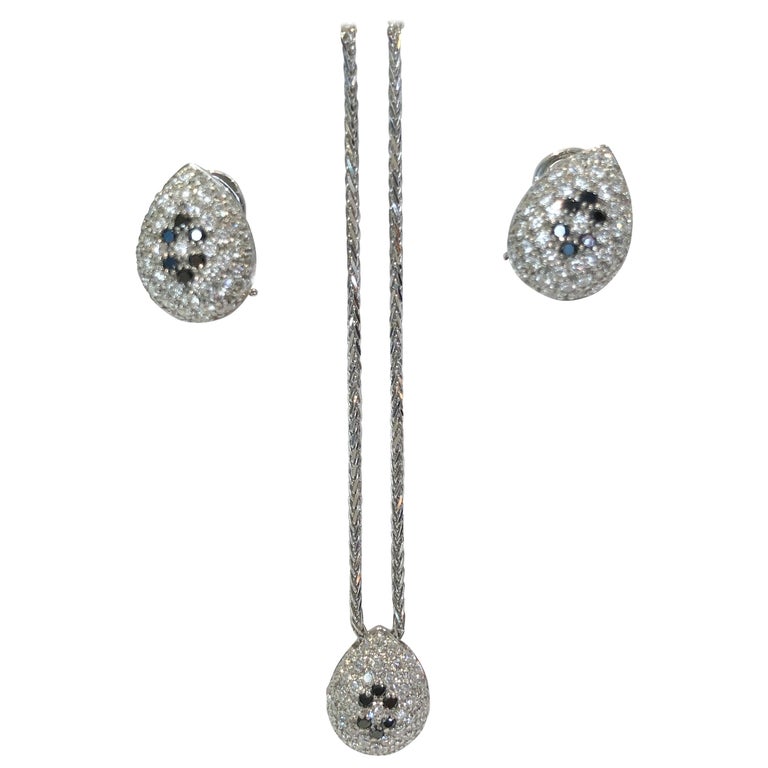 Set of 18 Karat White Gold Diamond Necklace and Earrings For Sale at