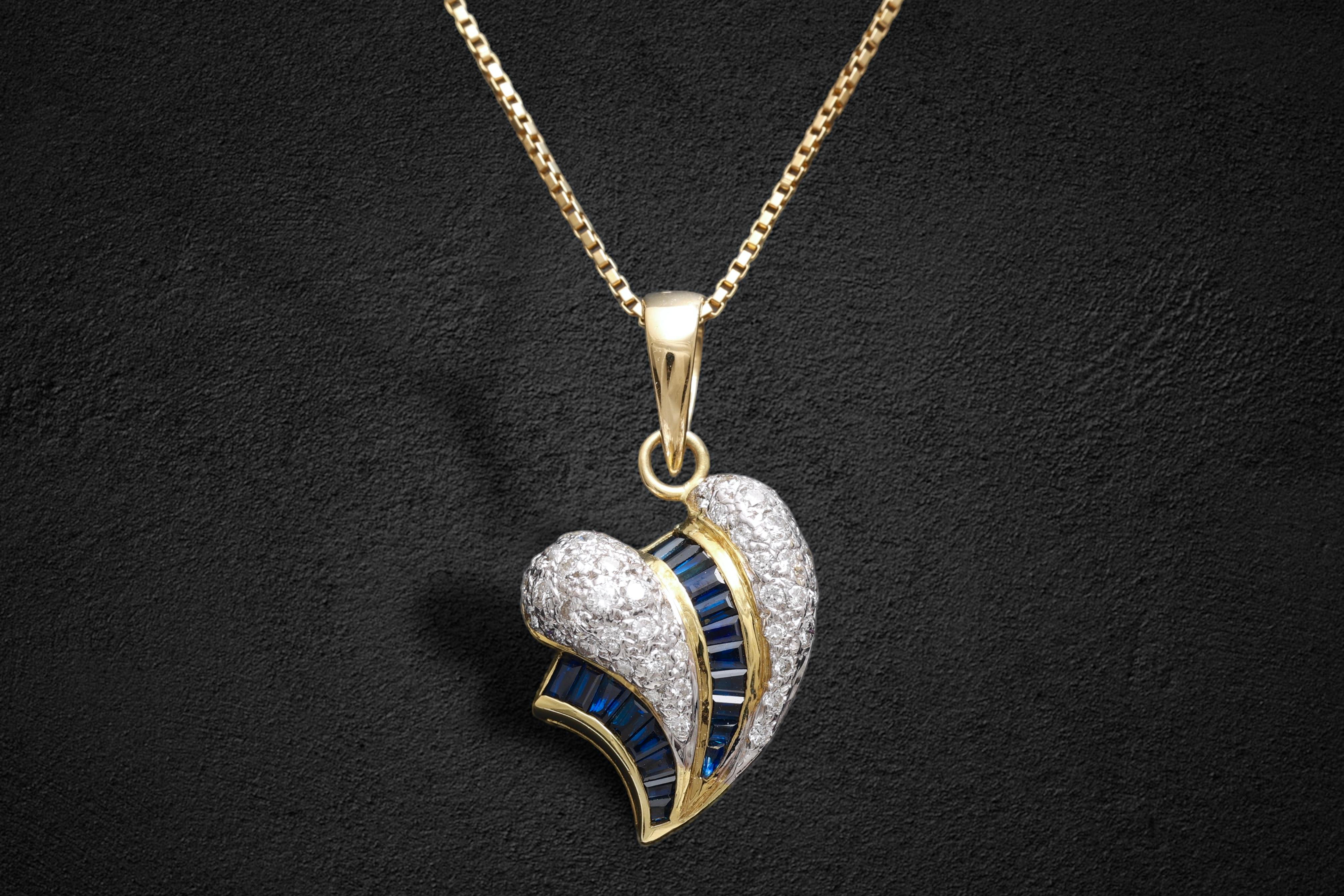 Set di gioielli da 18 kt. Orecchini, collana e anello in oro giallo con zaffiri e diamanti in vendita 12