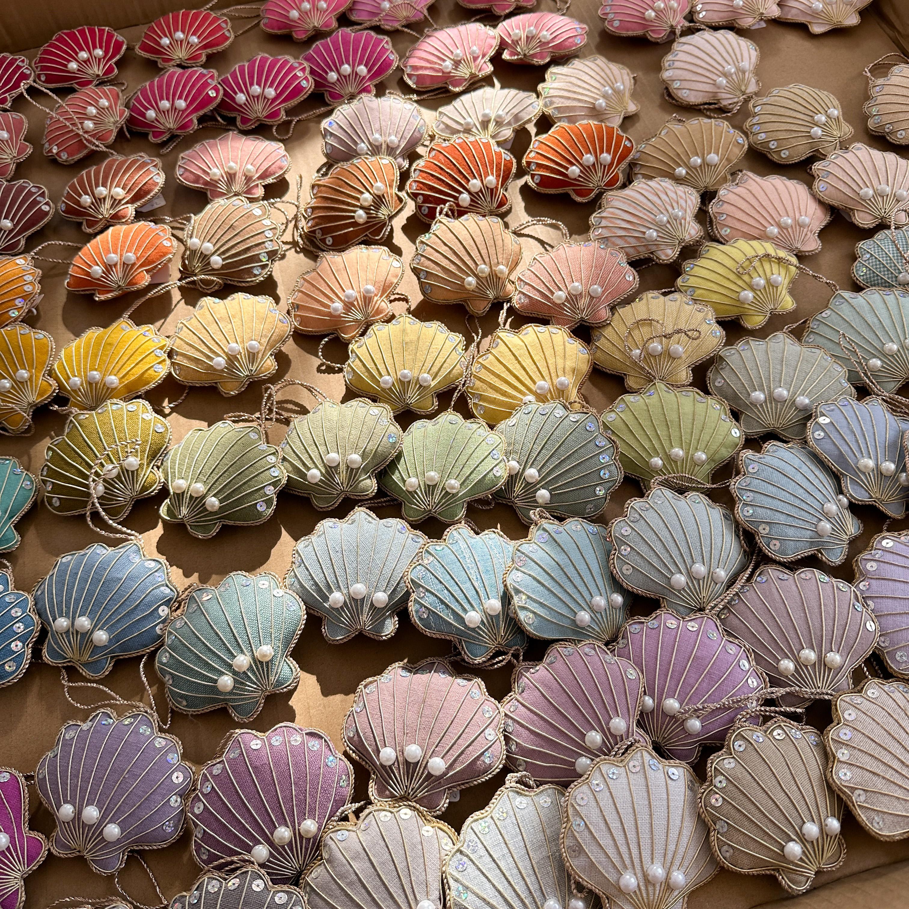 Inconnu Ensemble de 18 ornements artisanaux vintage en lin irlandais rose en forme de coquillages en vente